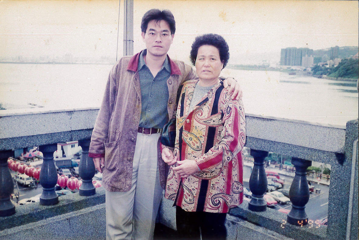 吳思漢（左）4歲喪父，母親（右）一眼失明，辛苦拉拔4個孩子長大，母子情深。（南藝提供）