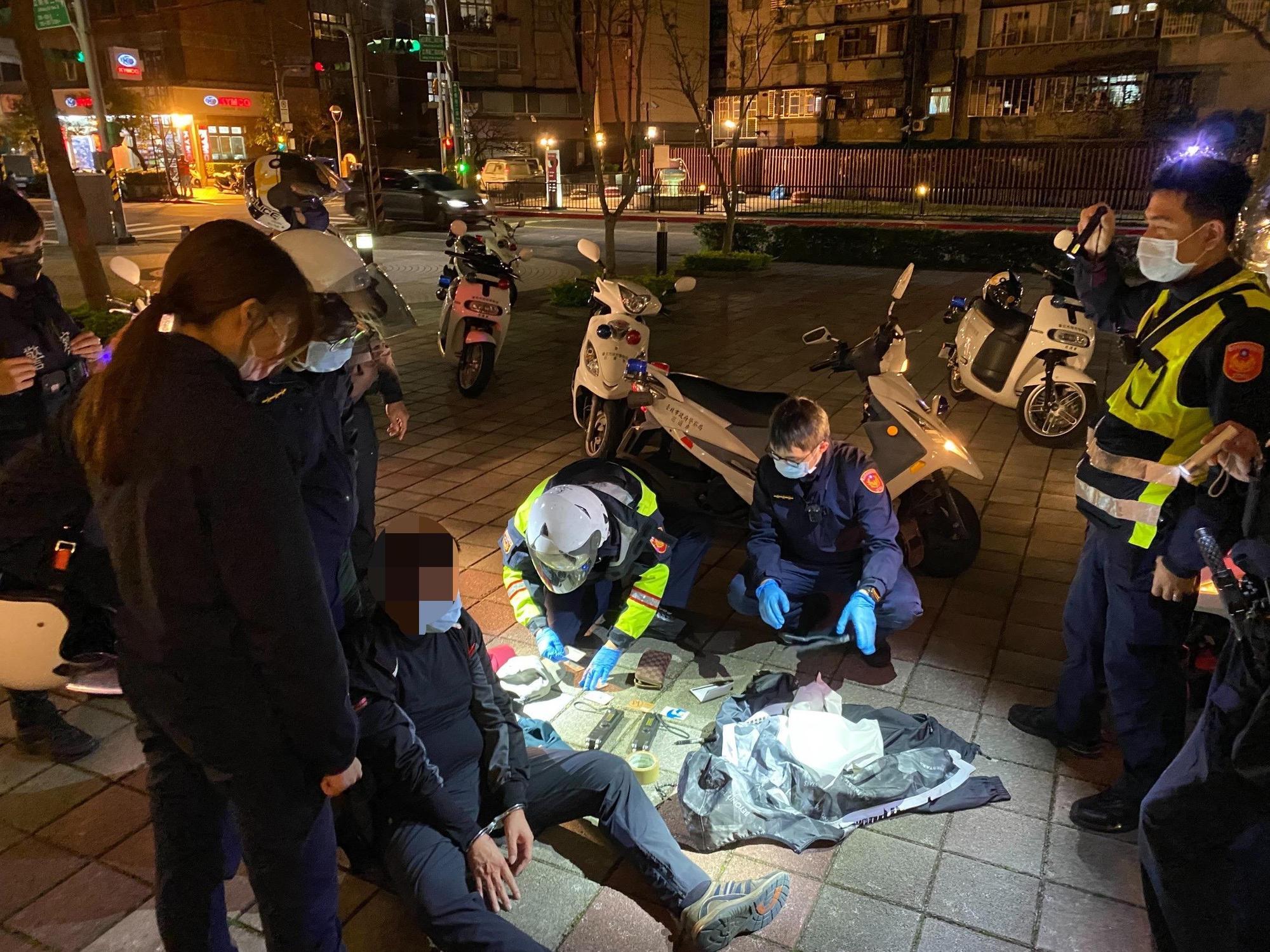 警民合作將林男壓制逮捕。(警方提供)
