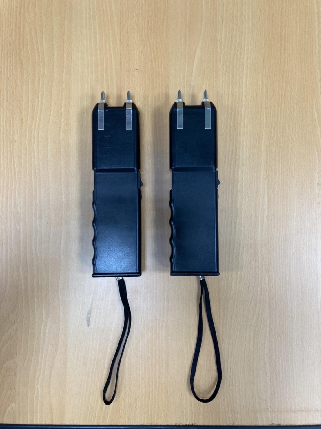 警方在林男身上起出兩支電擊棒。(警方提供)