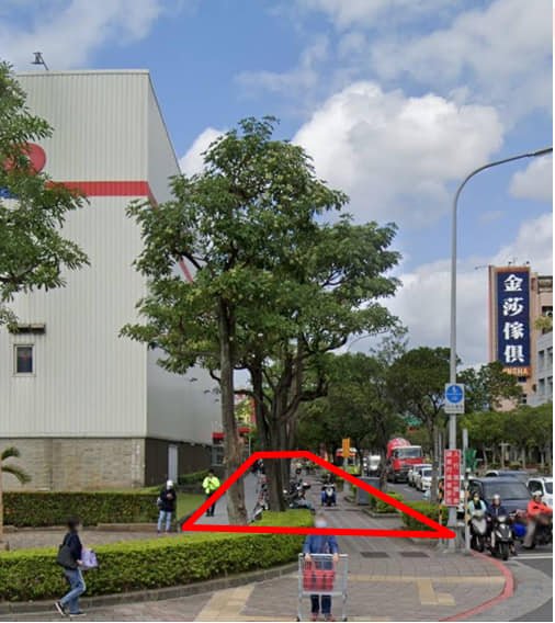 內湖好市多旁的人行道禁止停車。(翻攝內湖波麗士臉書)