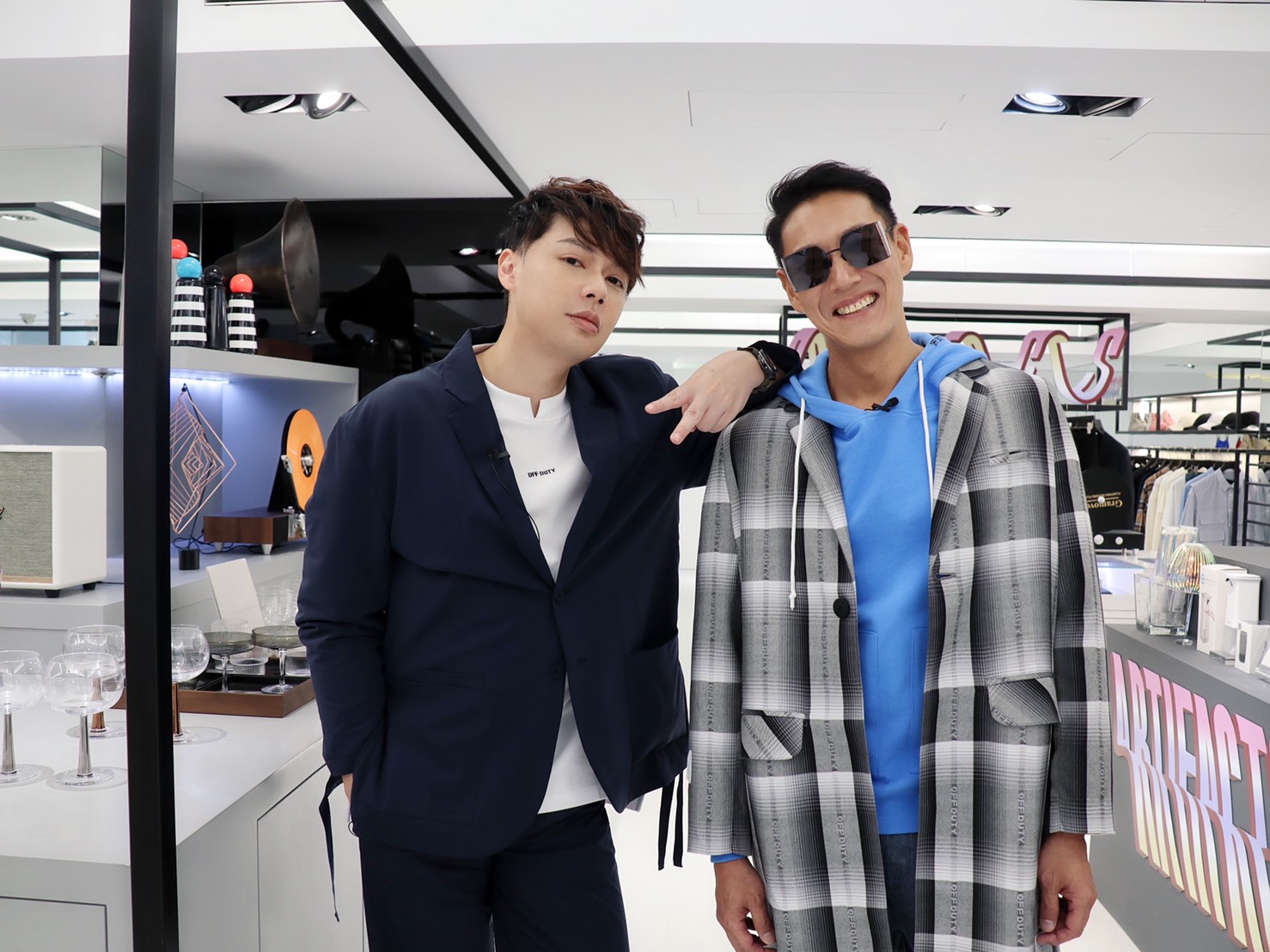 李佑群與Tomo桑在選貨店玩起換裝。（幸喜國際股份有限公司提供）