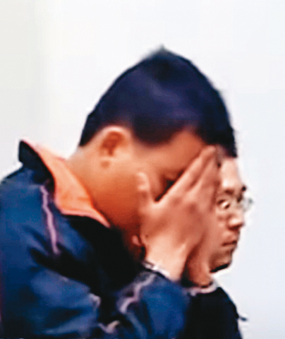 警方在拘禁肉票處的陽台洗衣機旁，發現以紙箱掩護藏匿的林姓綁匪。（東森新聞提供）