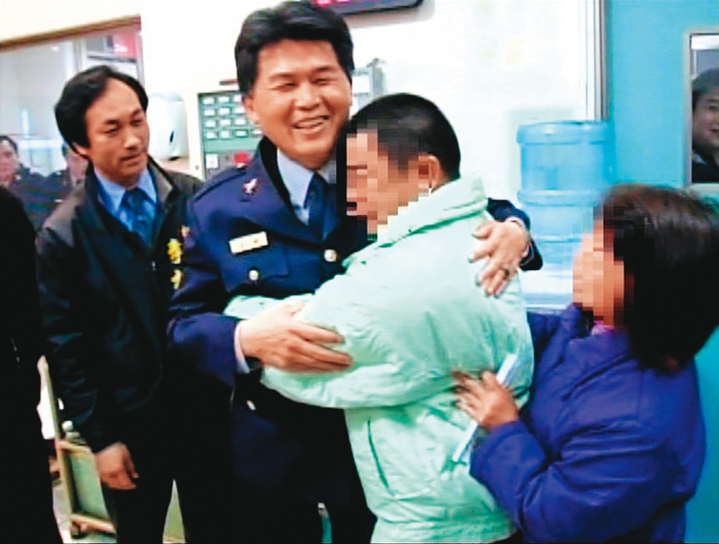 兒子獲釋後，謝父抱著時任桃園縣警察局局長的林德華表達感謝之意。（東森新聞提供）