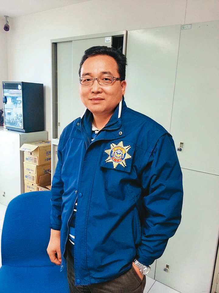 退休刑警簡賢福表示，謝姓夜校生被誤認為是有錢大伯的兒子，才成為歹徒覬覦的目標。（傅崇琛攝）