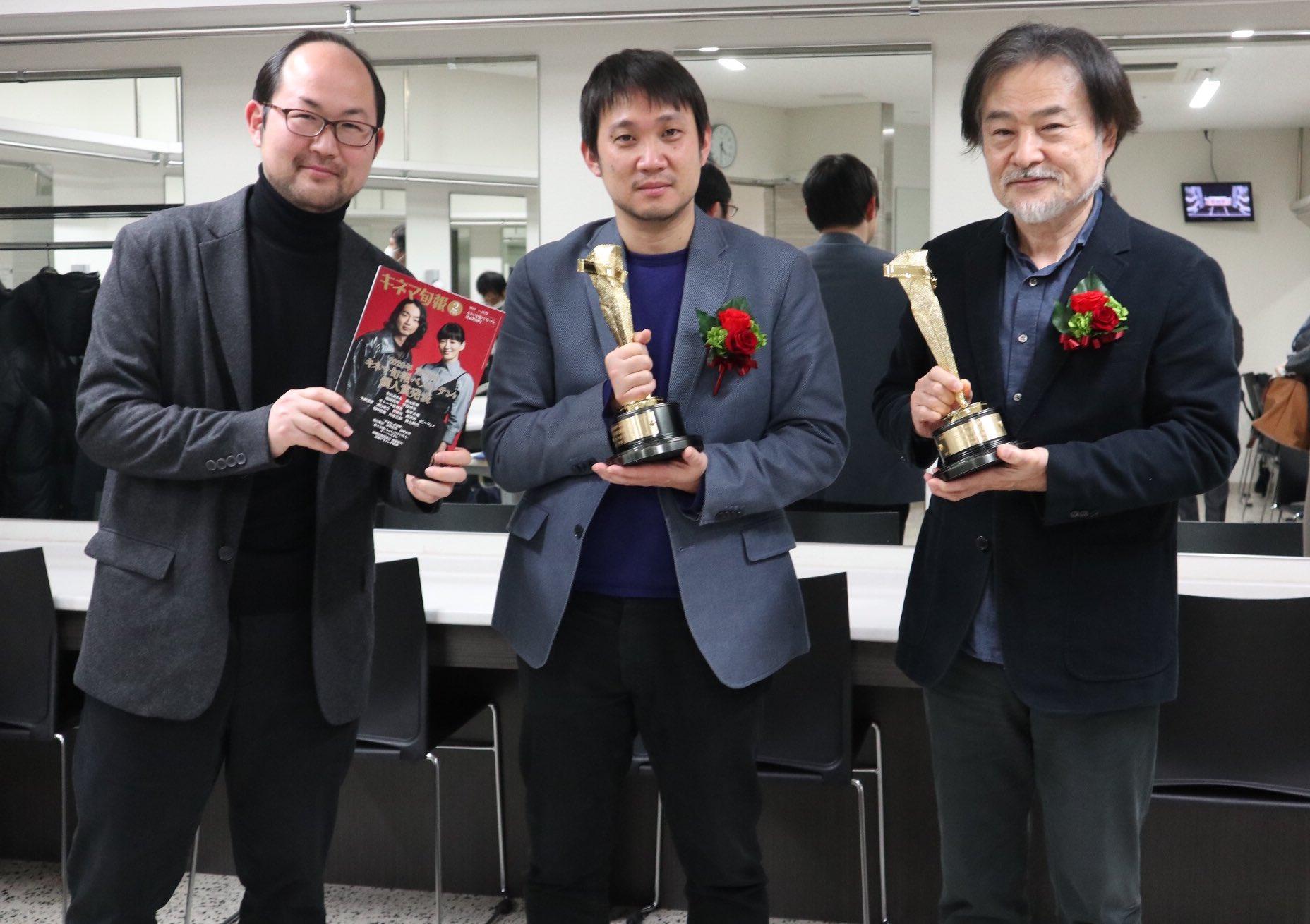 黑澤清(右起)、濱口竜介、野原位以《間諜之妻》拿下日本電影旬報最佳劇本獎肯定。(翻攝自《間諜之妻》Twitter)