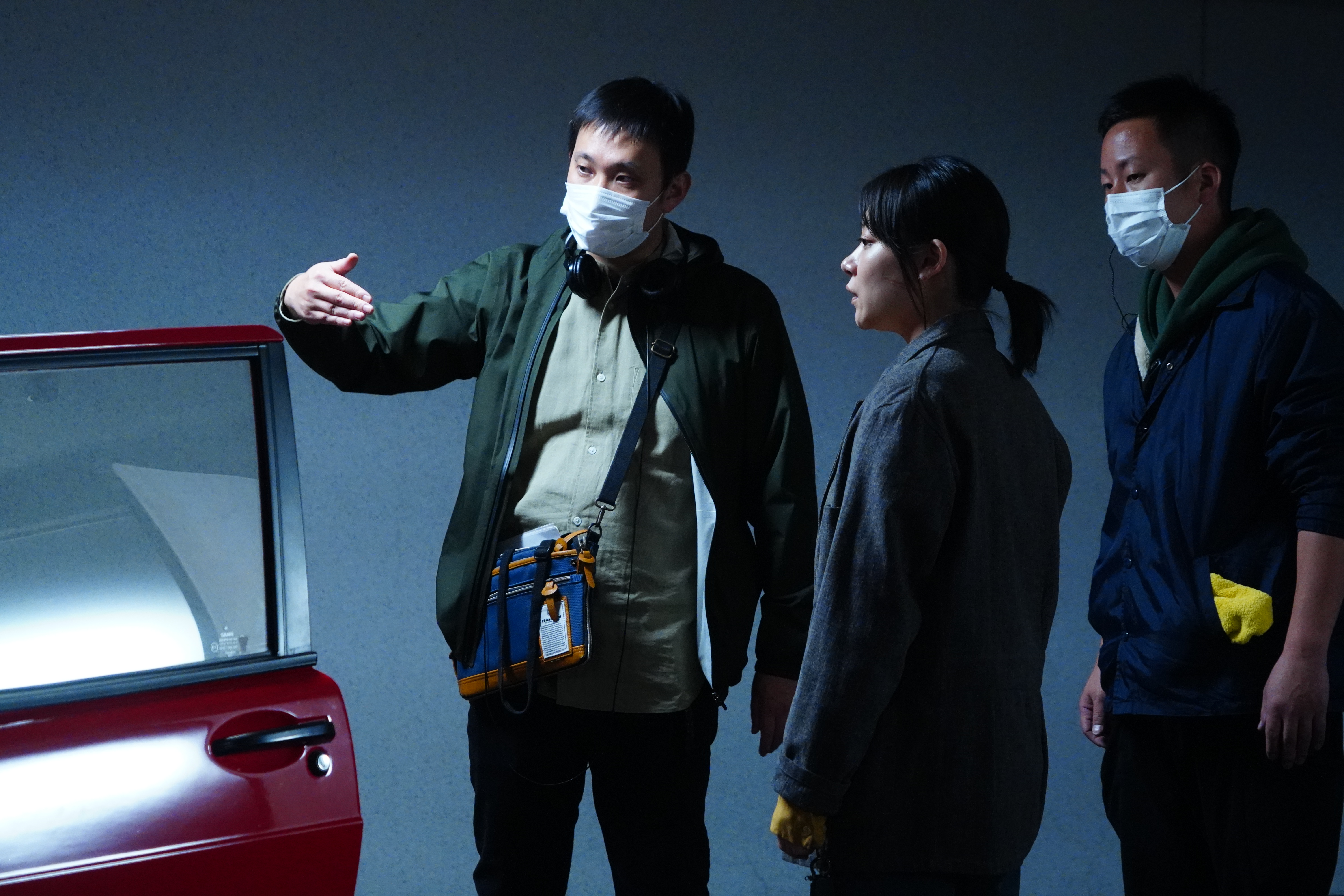 濱口竜介（左）看準三浦透子（中）的特質請她演出《在車上》要角美沙紀。（東昊影業提供）