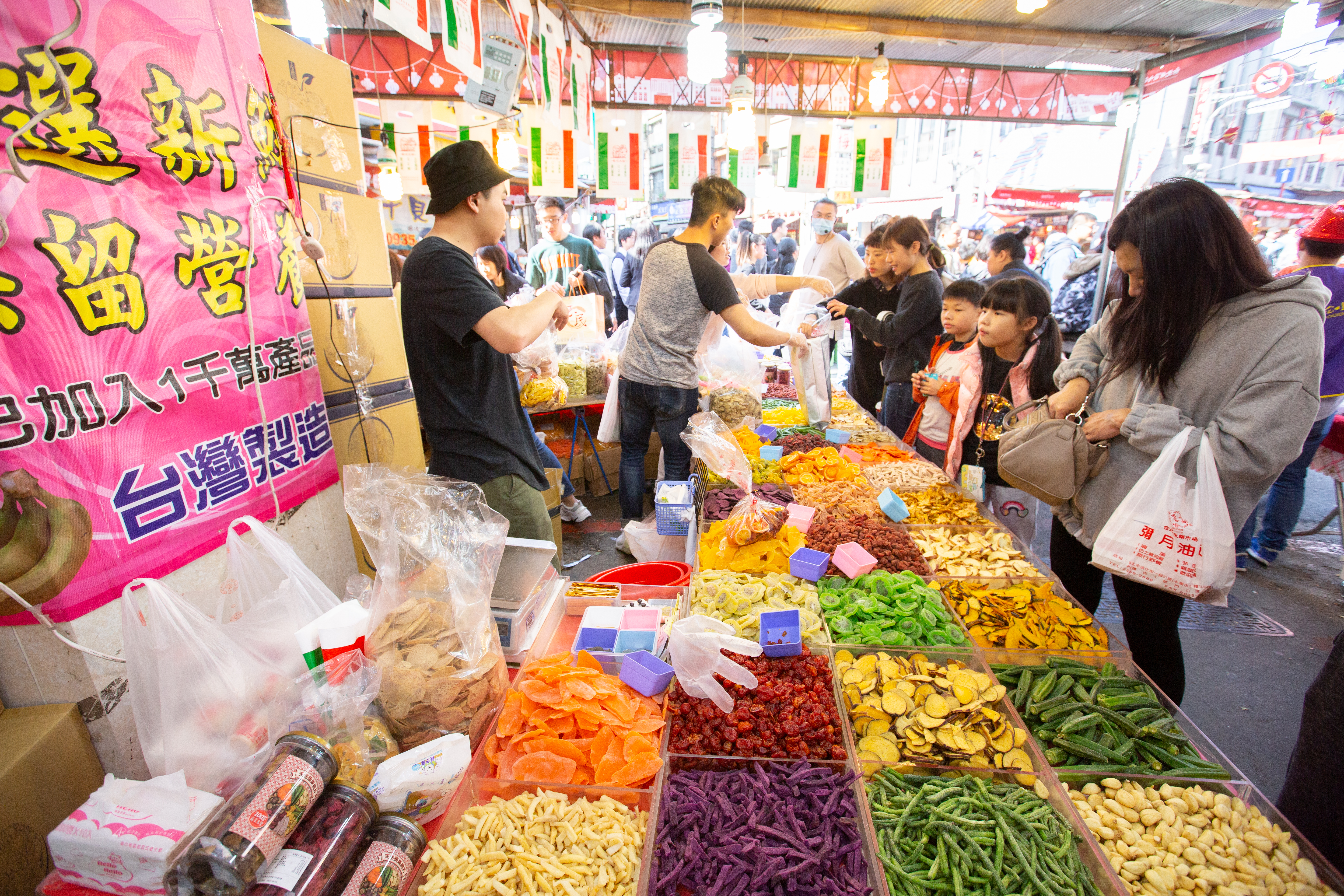 年貨大街上食品琳瑯滿目，營養師傳授挑選零嘴的技巧，避免年後身形大變腫一圈。（本刊資料照）