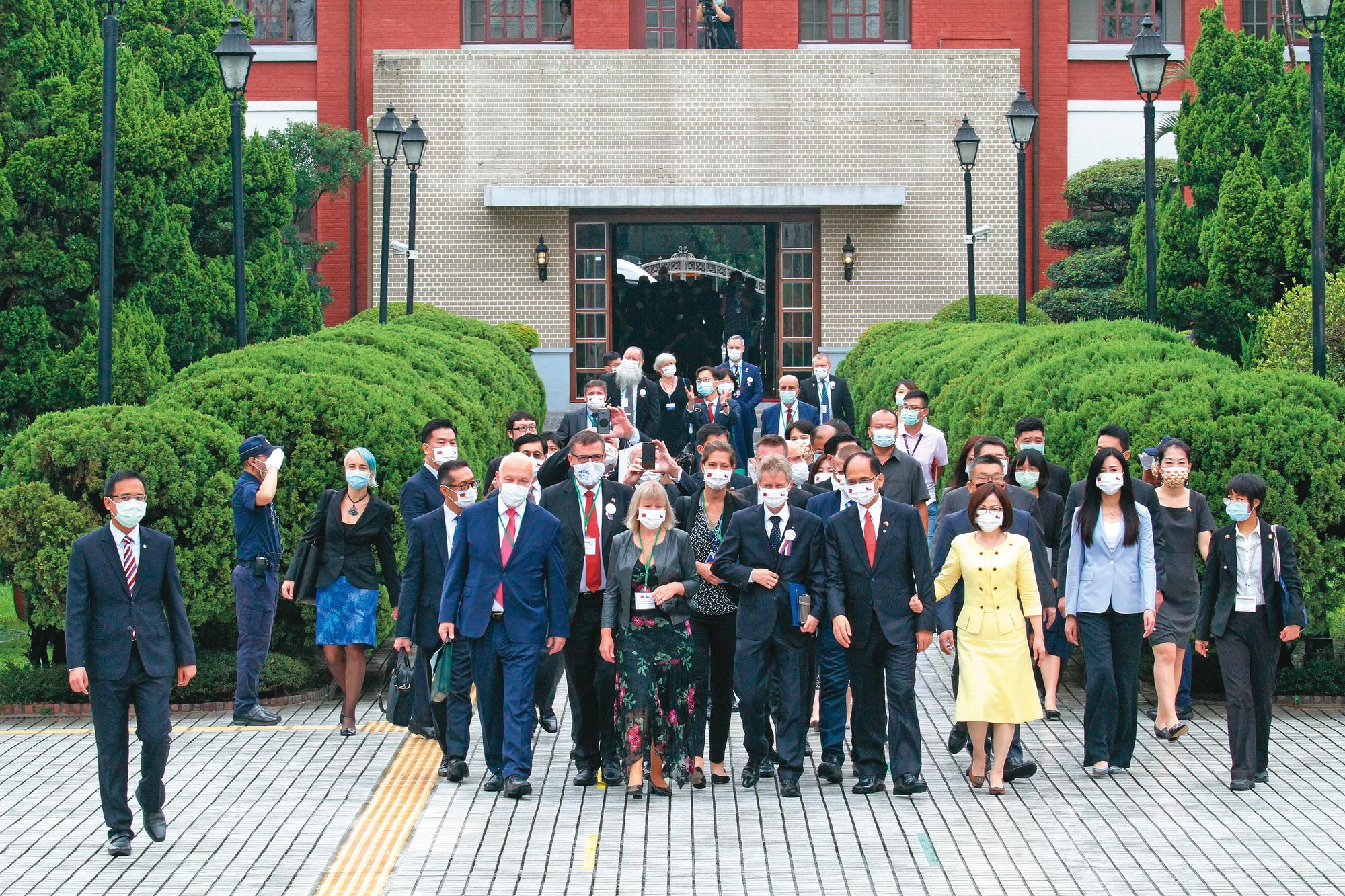 為強化民主陣營連結，立法院長游錫堃今夏可望回訪捷克。圖為2020年捷克參議長韋德齊訪問立法院畫面。