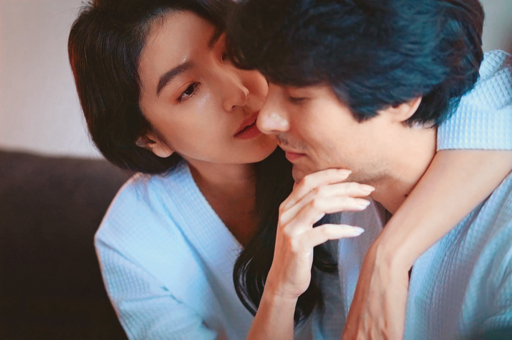 楊謹華（左）與林心如在戲中搶鳳小岳（右），被外界質疑和當年蕭亞軒的姐妹心結頗有既視感，楊謹華對此笑說：「想太多。」（翻攝自楊謹華臉書）