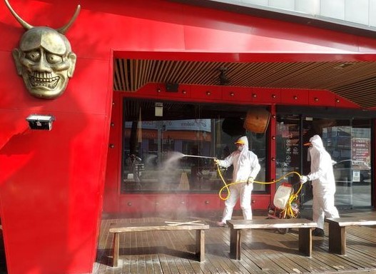 各縣市陸續公布確診足跡，而赤鬼牛排高雄店遭市府點名未落實相關防疫規定，因此員工及顧客都遭到隔離。（翻攝畫面）