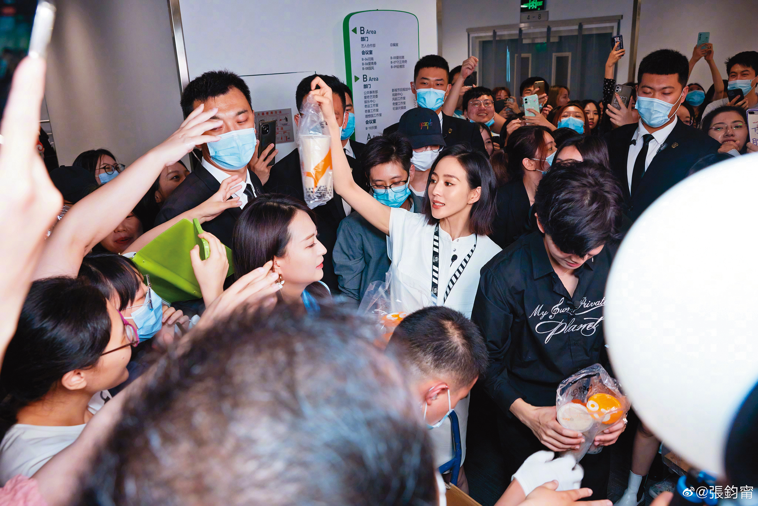 去年6月張鈞甯的新陸劇《不說再見》播映，反應甚佳，甚至舉辦粉絲見面會。（翻攝自張鈞甯微博）