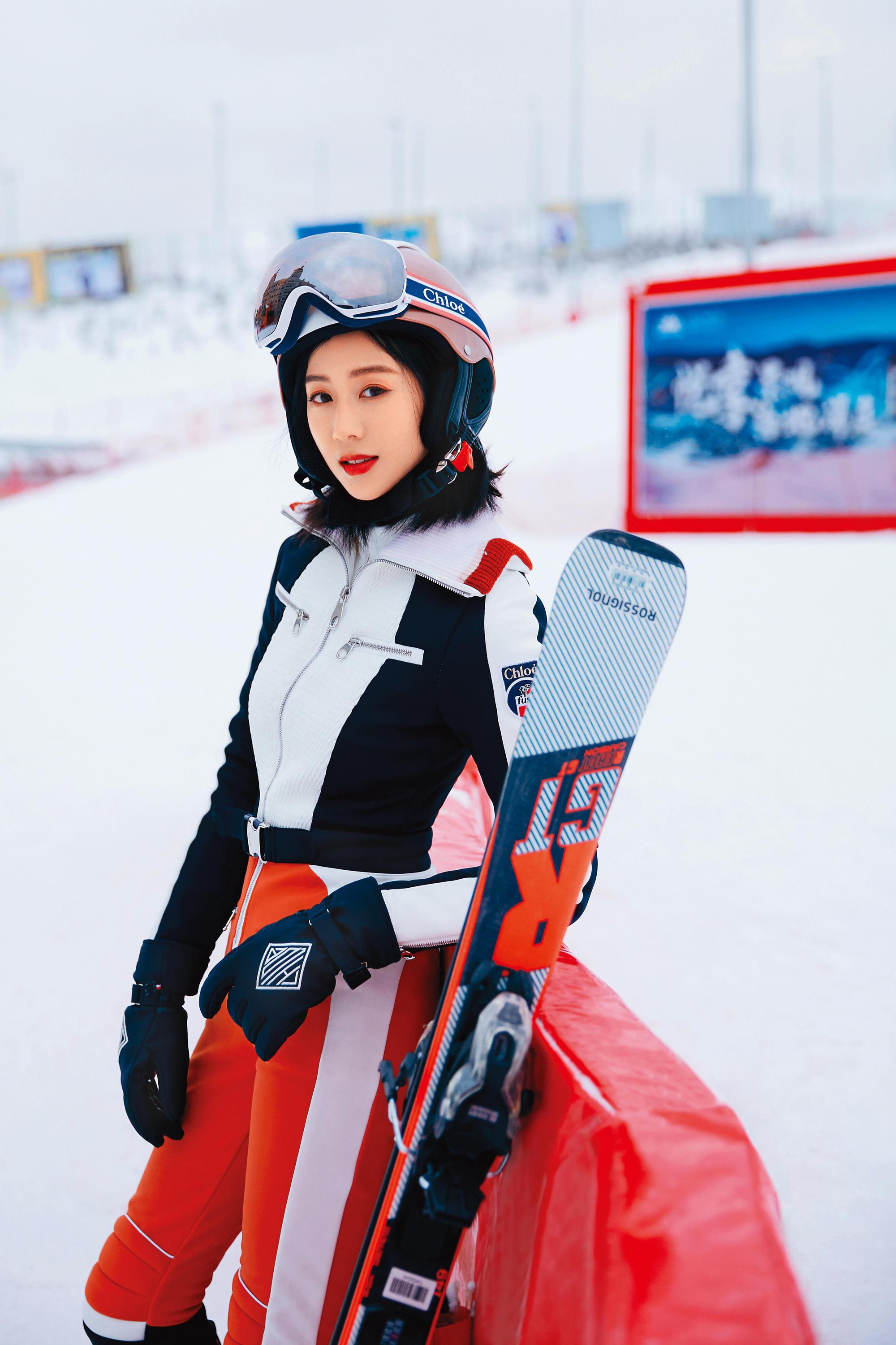 張鈞甯在大陸拍了不少Vlog,自稱快20年沒滑雪,但影片中還是滑得有模有樣。(翻攝自張鈞甯工作室微博)