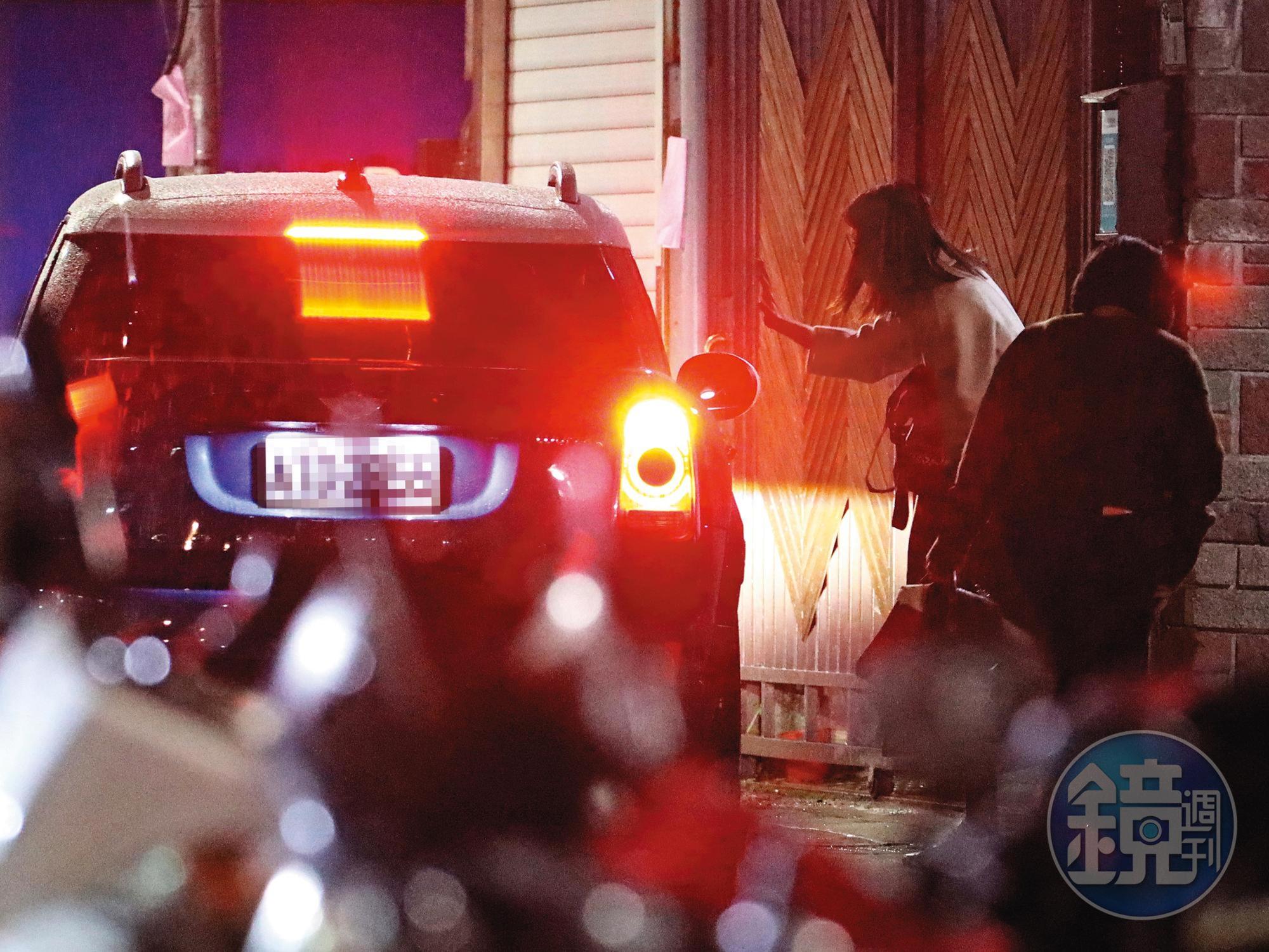 1/6 21:00 下車時張鈞甯與接載她的友人彎腰道別,禮數很足。