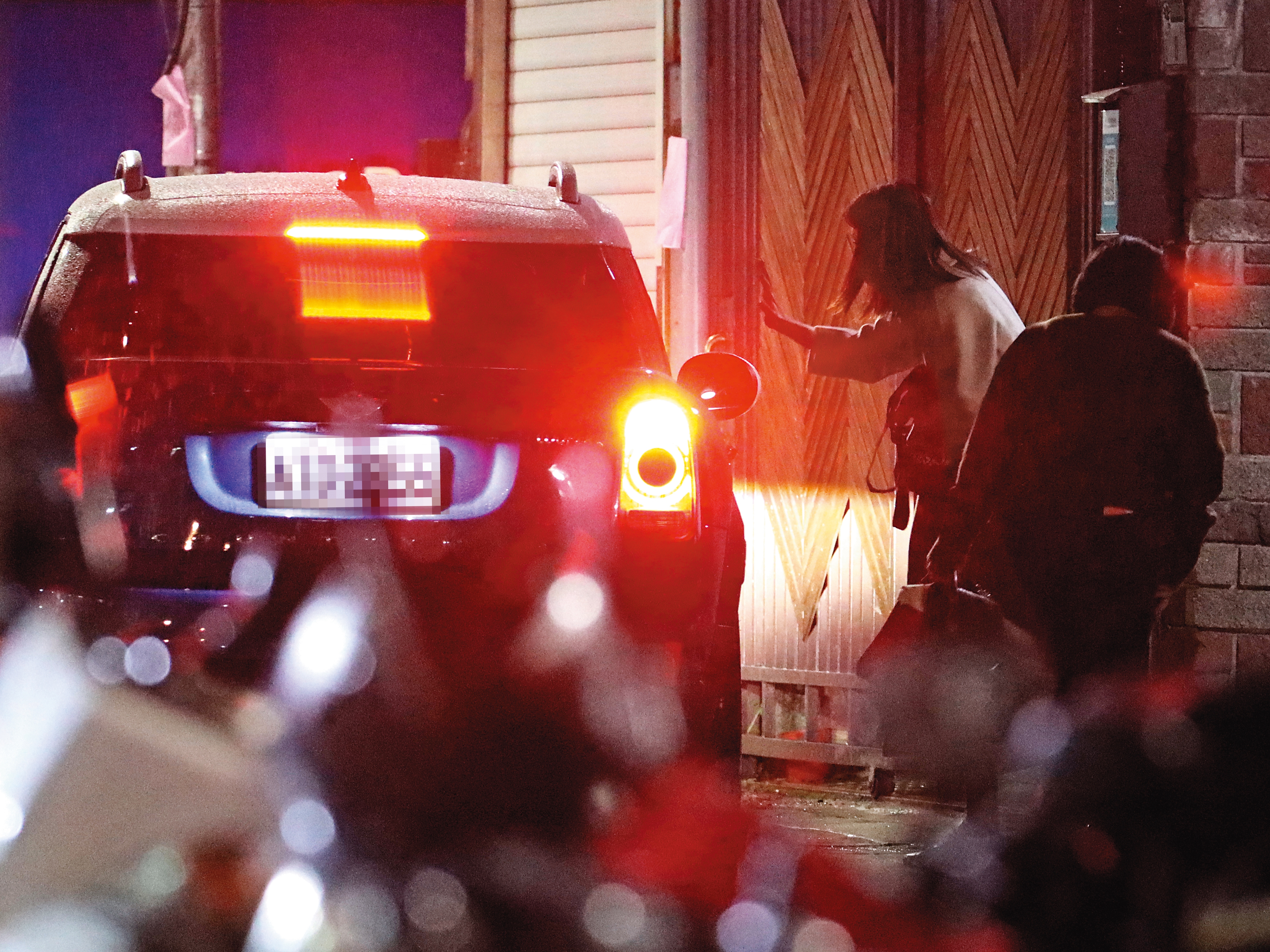 1/6 21：00 下車時張鈞甯與接載她的友人彎腰道別，禮數很足。