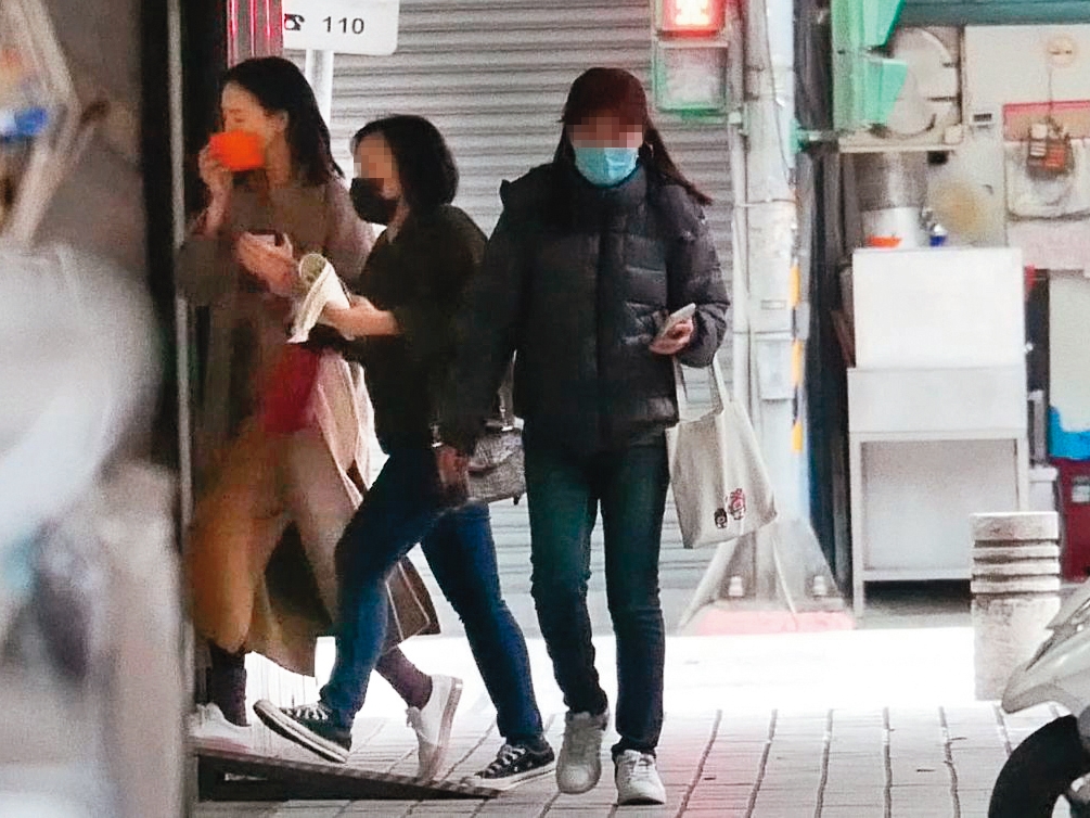 1/6 15：05 張鈞甯（左）與經紀人來到台北中山區的錄音室錄音，行程低調。