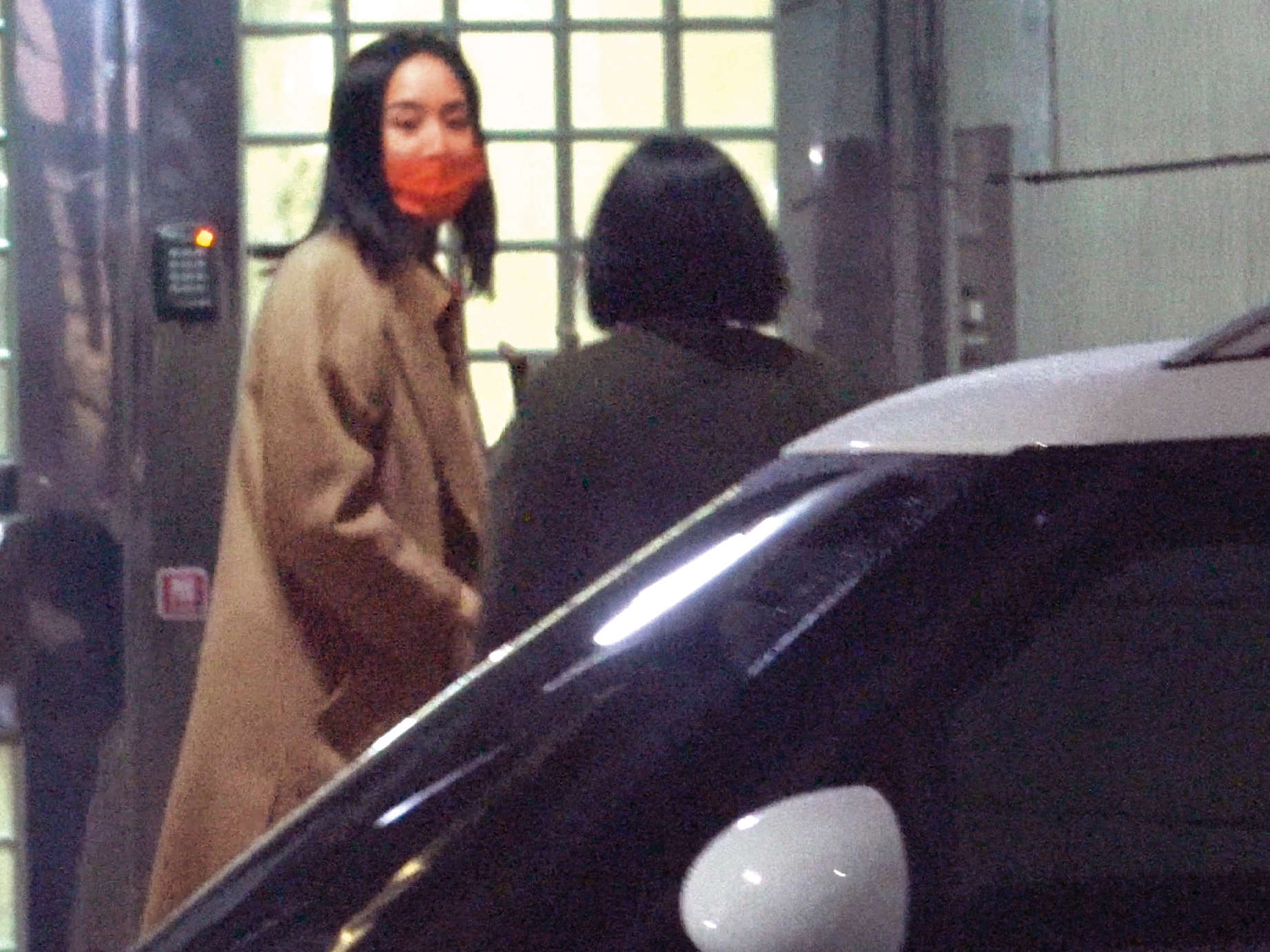 1/6  21：00 經過快6小時的錄音行程，張鈞甯與經紀人一起返回住所。