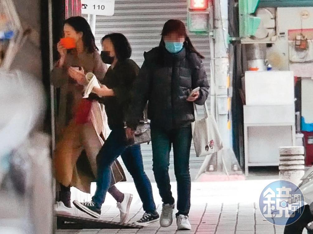 1/6 15:05 張鈞甯(左)與經紀人來到台北中山區的錄音室錄音,行程低調。
