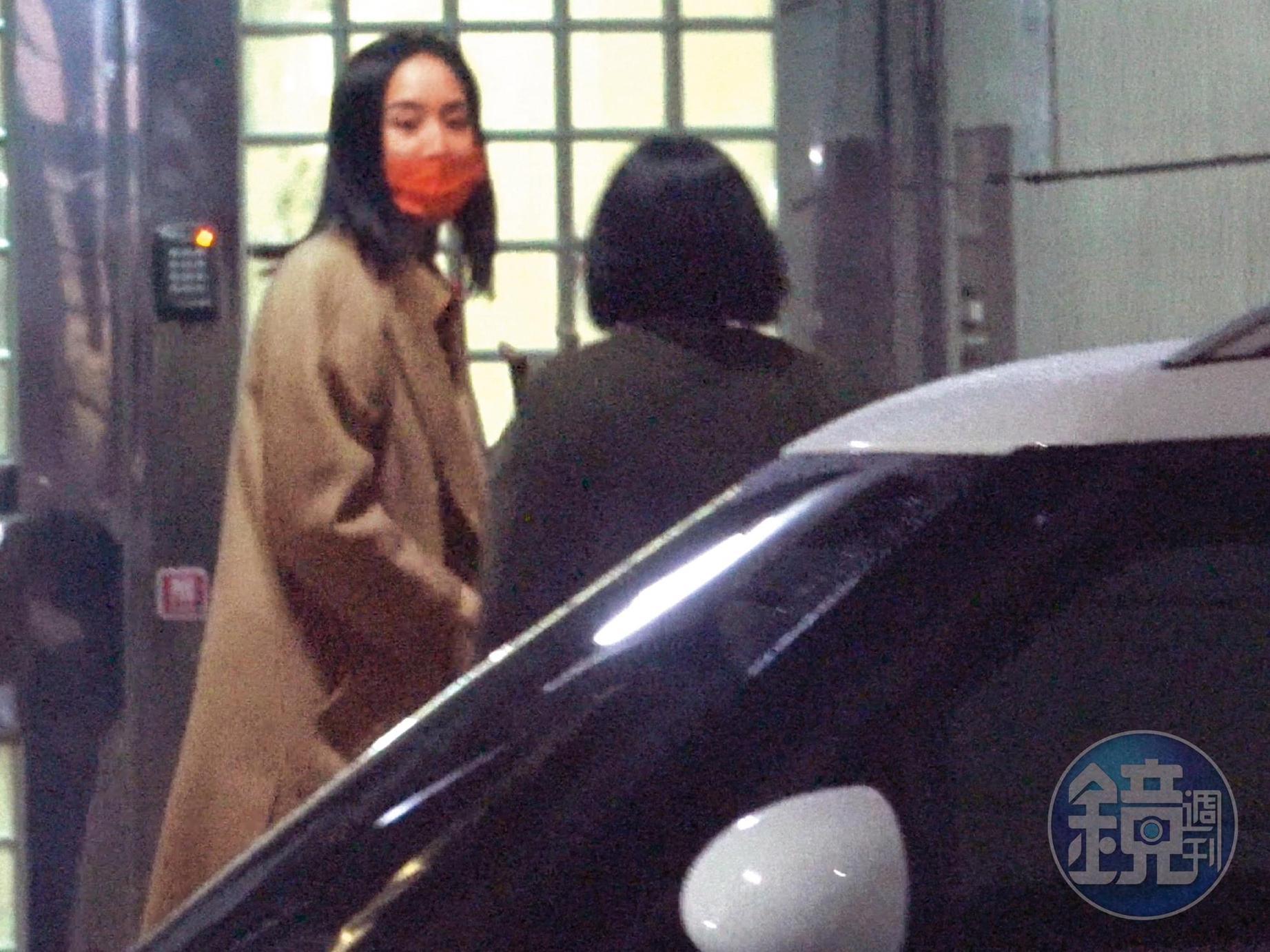 1/6 21:00 經過快六小時的錄音行程,張鈞甯與經紀人一起返回住所。