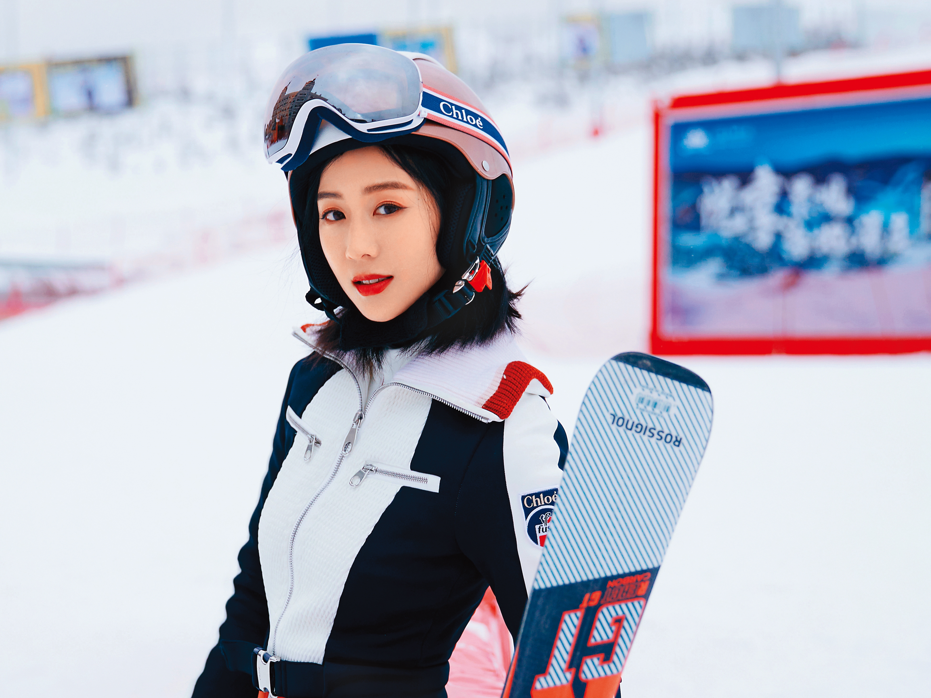 張鈞甯在大陸拍了不少Vlog，自稱快20年沒滑雪，但影片中還是滑得有模有樣。（翻攝自張鈞甯工作室微博）