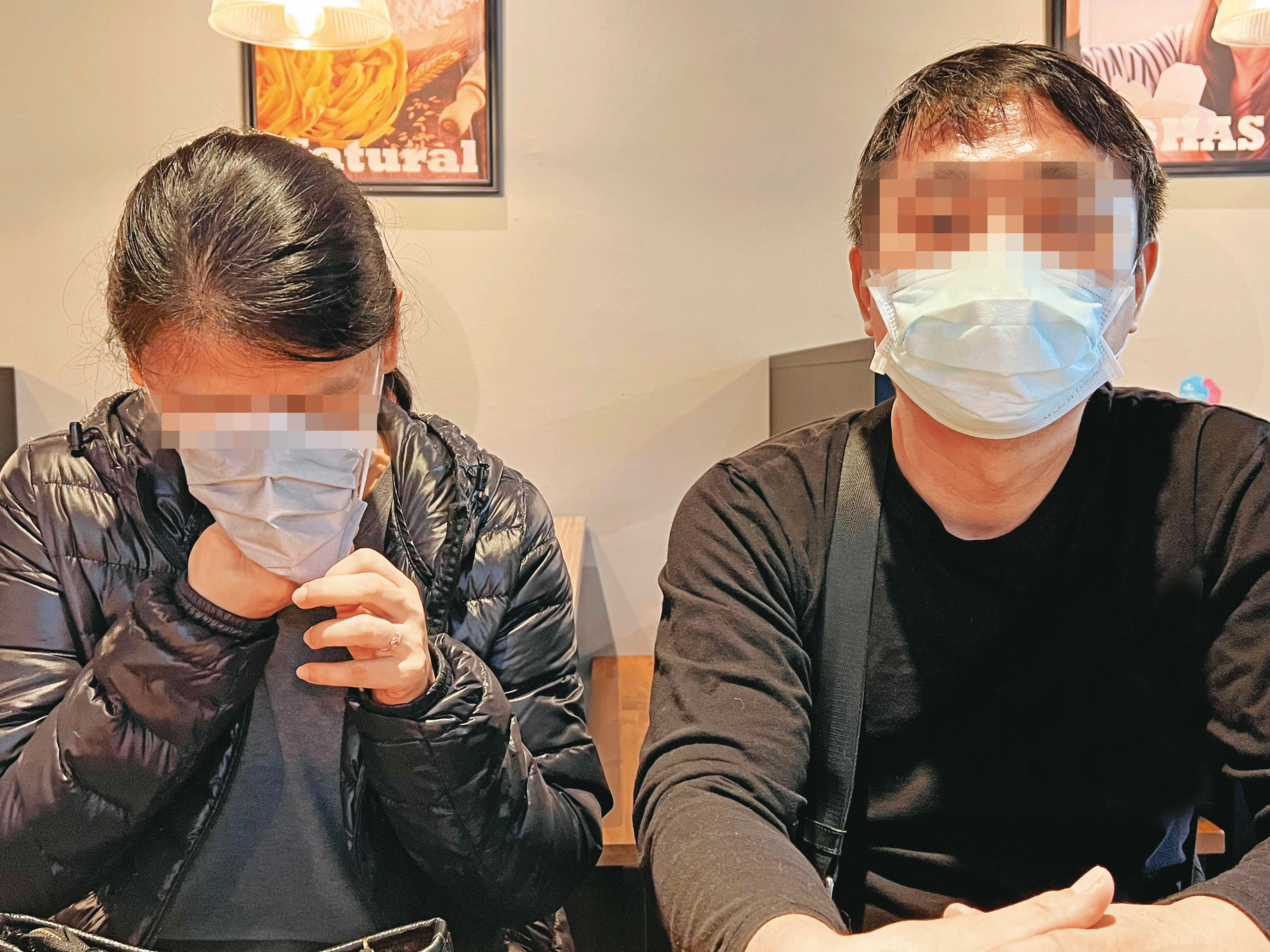 Ｗ女的父母指控警方吃案，害他們的女兒以死抗議。（當事人已變裝處理）