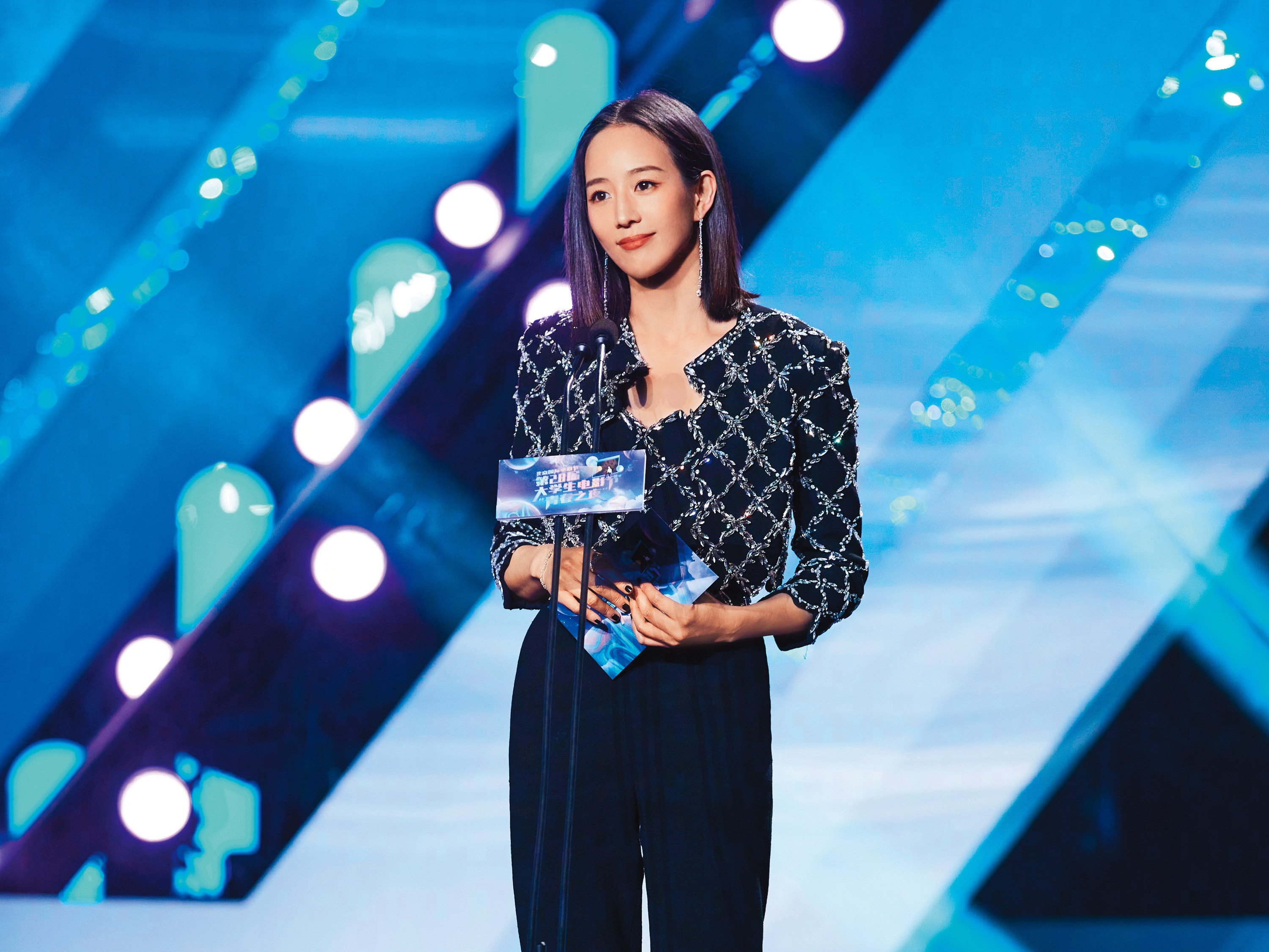 去年張鈞甯出席北京電影節活動，與一群大學生近距離接觸。（翻攝自張鈞甯微博）