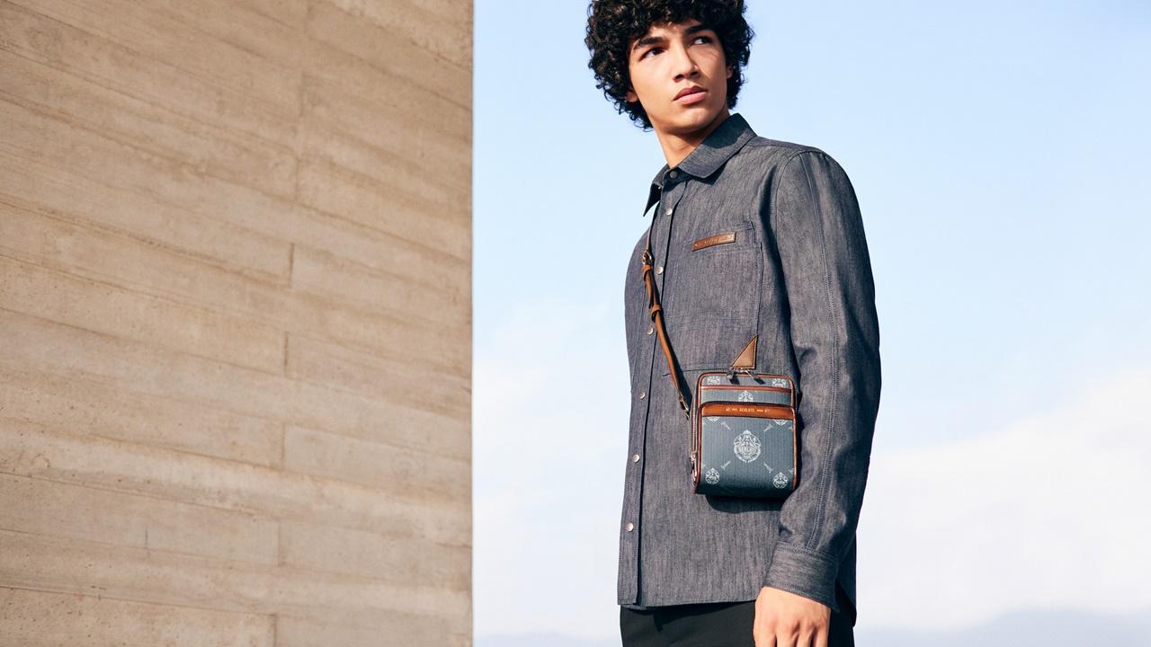 Berluti 2022年春夏新款的Signature Canvas帆布系列,不只有行李袋、公事包,更有適合年輕男孩日常通勤的時髦小包。人字壓紋Signature Canvas系列 Toujours迷你斜挎包,NT$47,000。(Berluti提供)