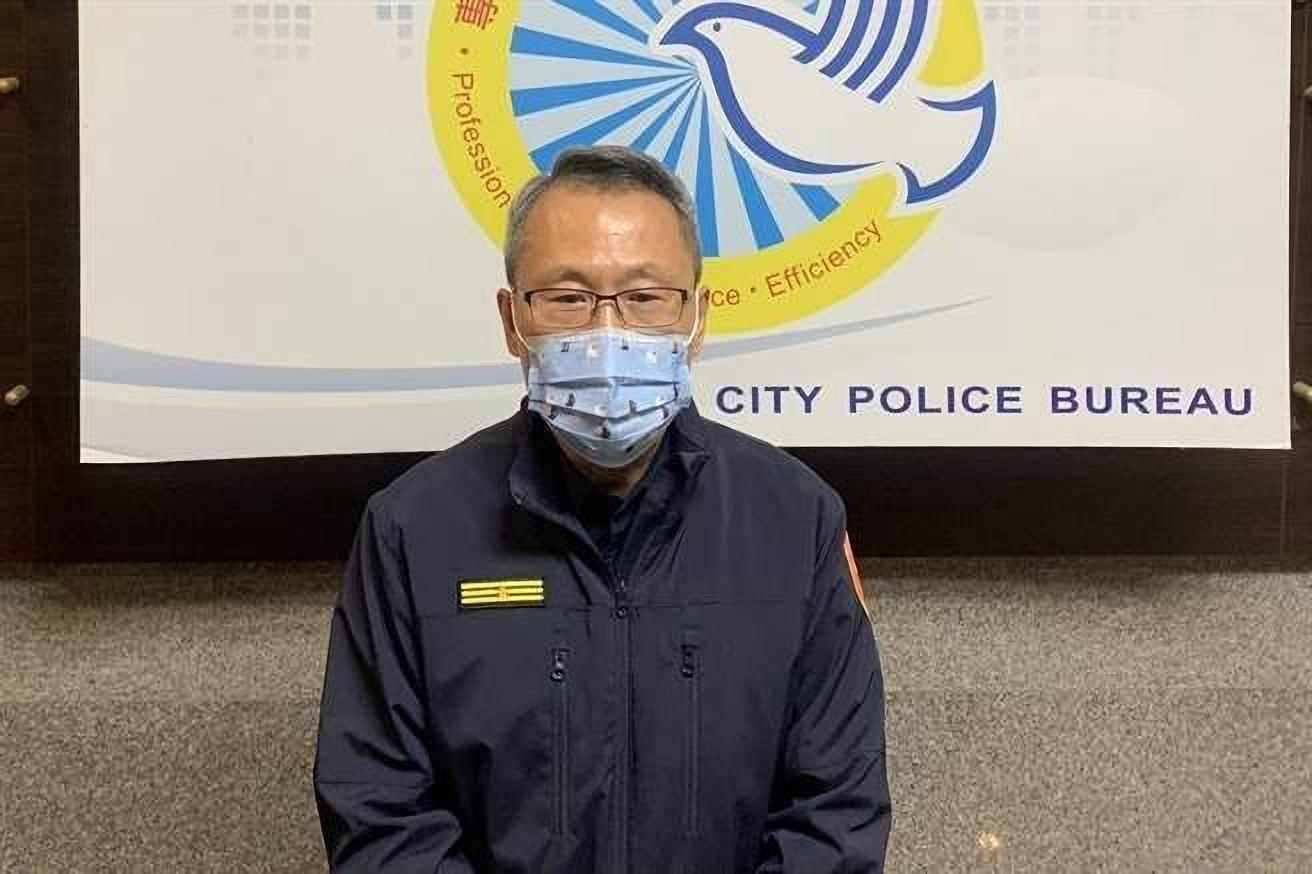 嘉義市警副局長黃益三說明婦幼隊張姓警官遭毆事件。(翻攝畫面)