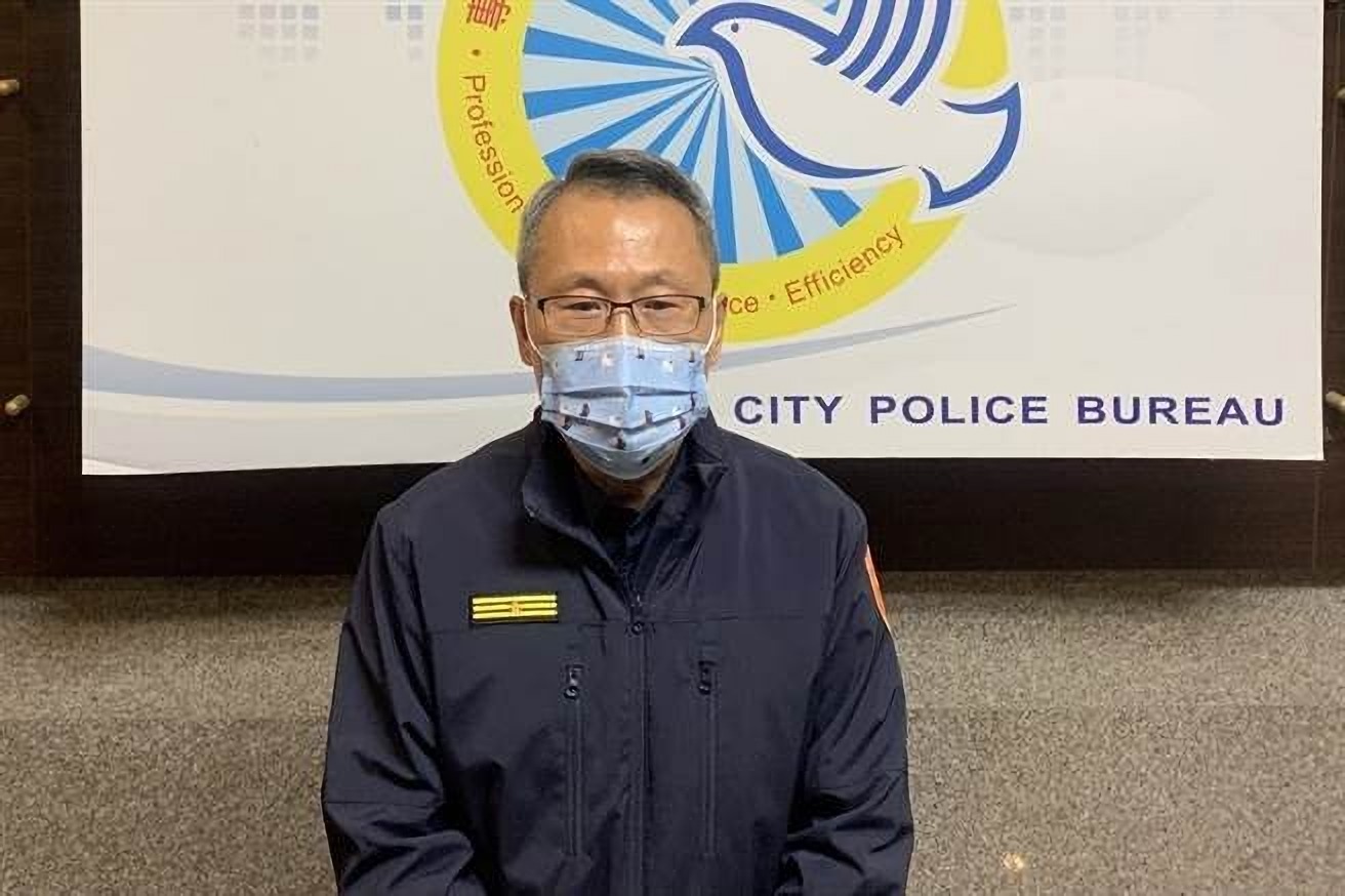 嘉義市警副局長黃益三說明婦幼隊張姓警官遭毆事件。（翻攝畫面）