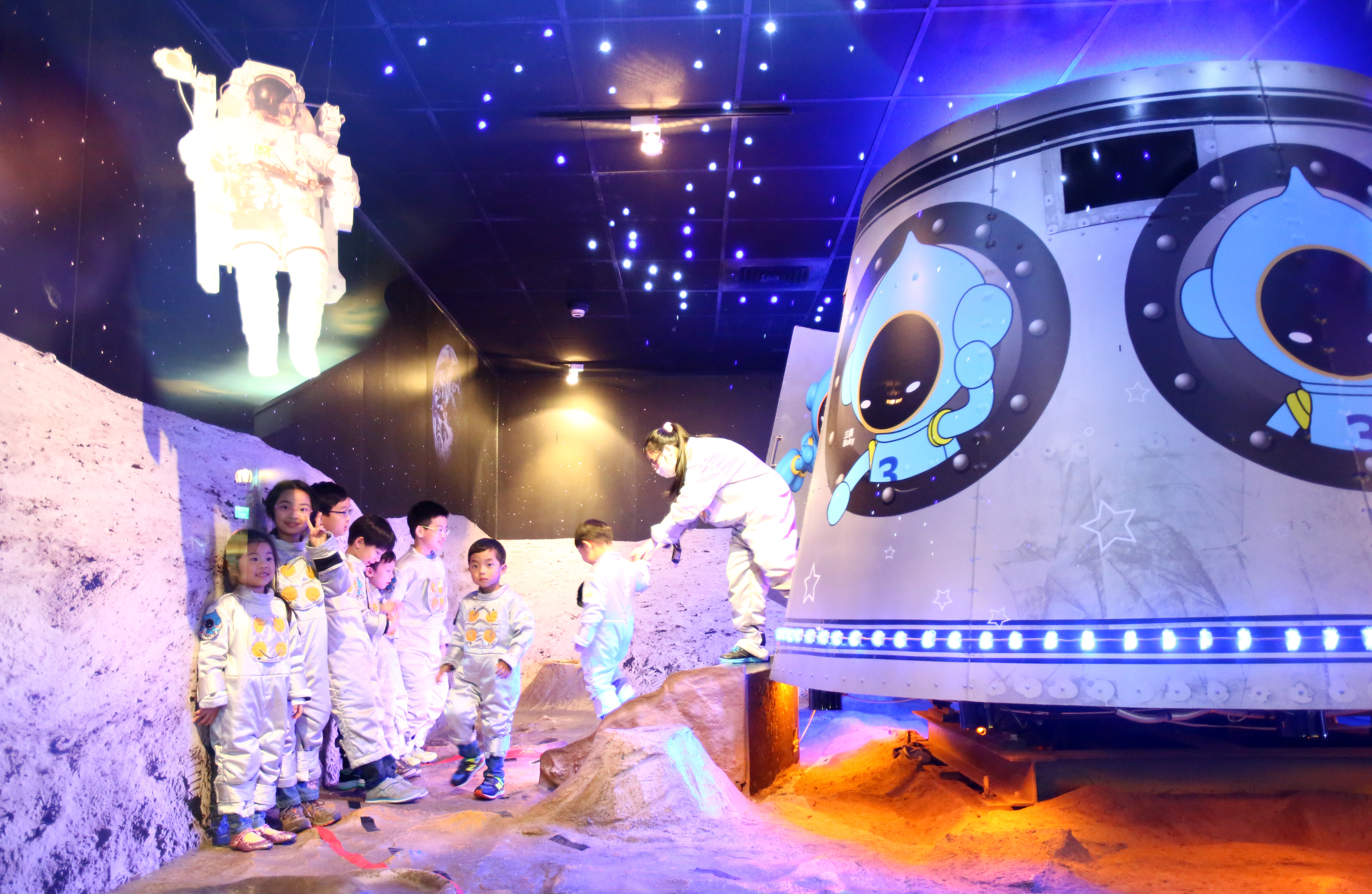 吳思漢早年幫中興保全設計京華城BABY BOSS兒童職業體驗館，太空館利用3軸模擬器模擬火箭升空體感。