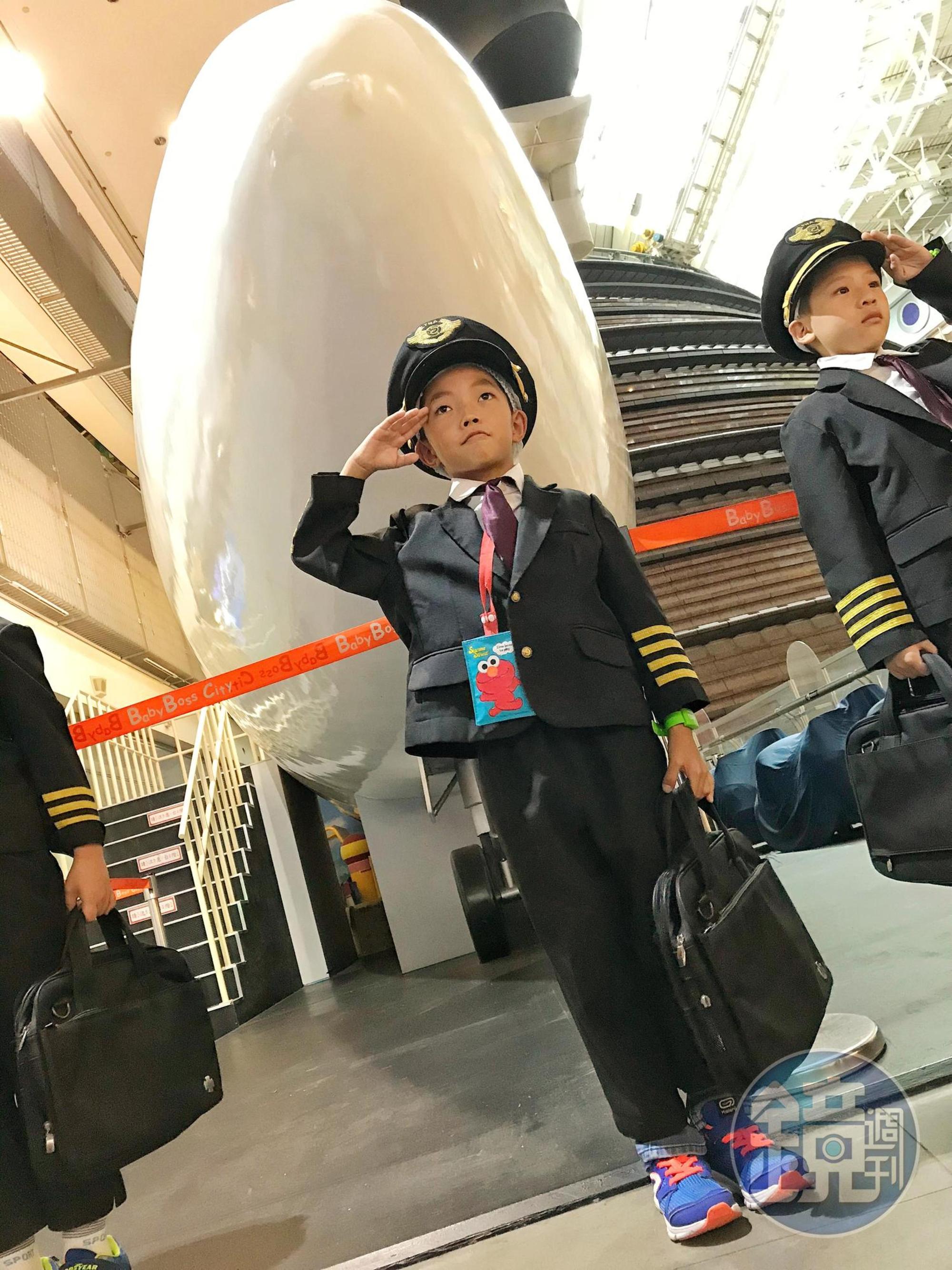 BABY BOSS兒童職業體驗館可以讓孩子體驗當高鐵駕駛,以三軸六軸平台起家的南藝,可製作模擬駕駛系統。