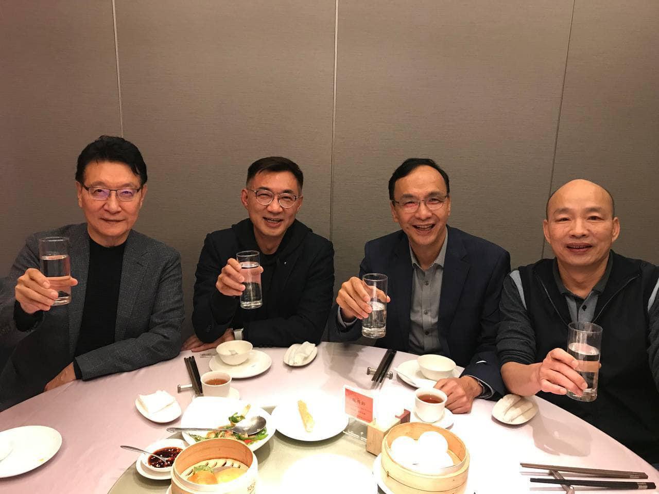 韓國瑜今(27日)作東,邀集國民黨主席朱立倫、前主席江啟臣、中廣董事長趙少康一起吃飯。(翻攝自韓國瑜臉書)