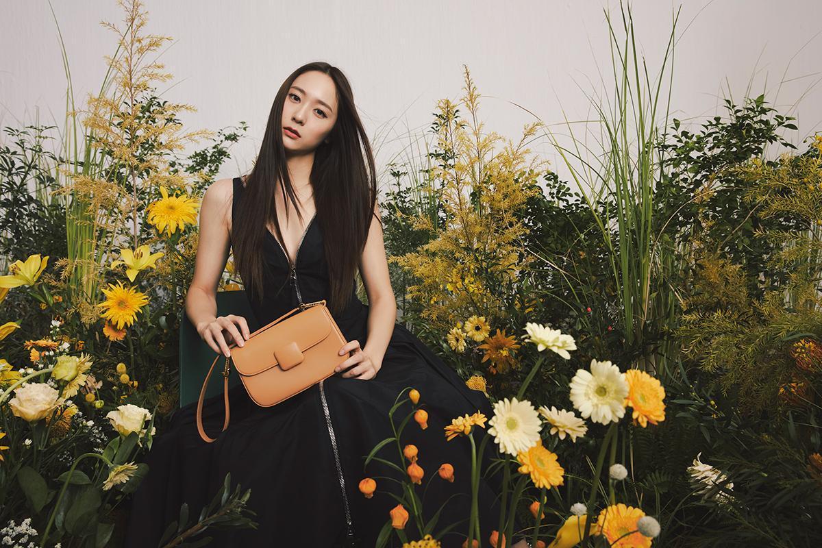 CHARLES & KEITH 2022春夏廣告大片,找來鄭秀晶(Krystal)拍攝,彷彿春日陽光下的花園一般,同時她也透露自己2022春夏的私服穿搭守則。(CHARLES & KEITH提供)