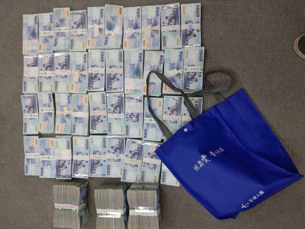徐漢遭爆涉嫌索賄護航廠商,檢方在其辦公室搜出大量現金。(橋頭地檢署提供)