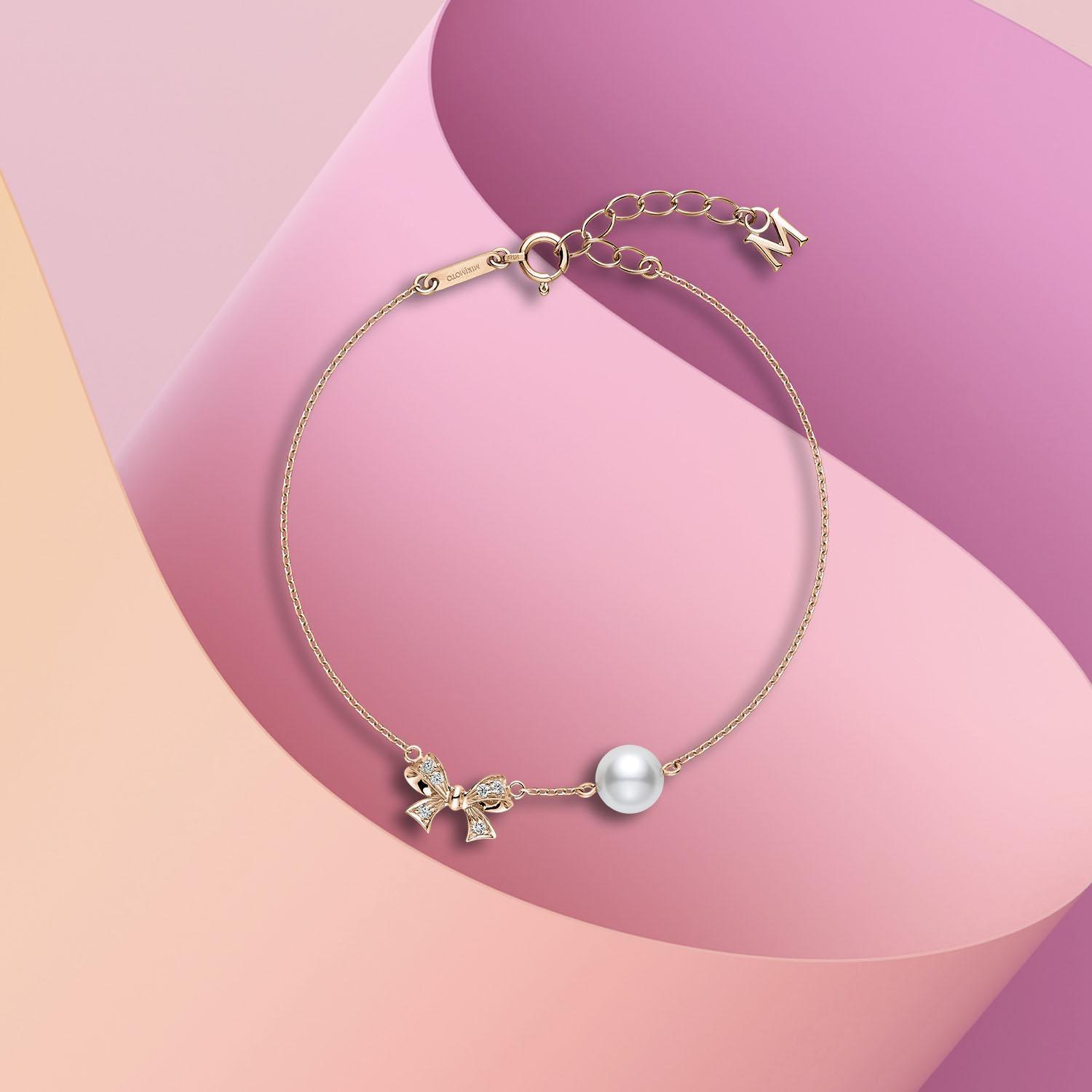 MIKIMOTO 18K粉紅金珍珠蝴蝶結手鍊。NT$ 34,000(MIKIMOTO提供)