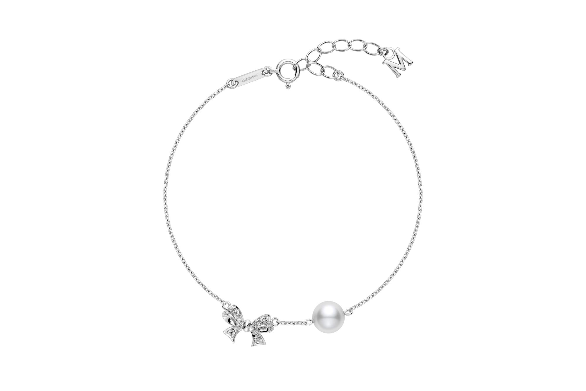 MIKIMOTO 18K白金珍珠蝴蝶結手鍊。NT$ 34,000(MIKIMOTO提供)