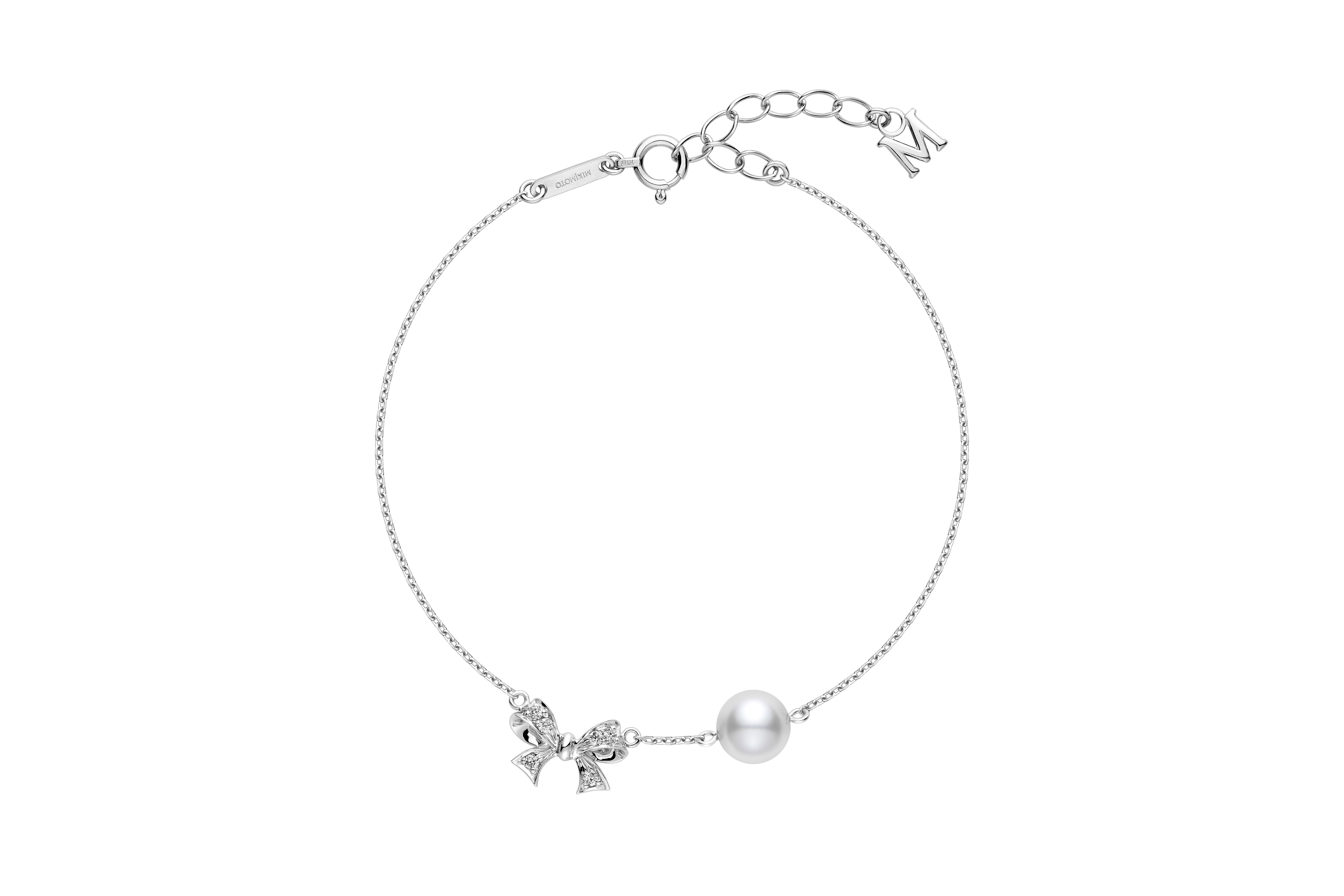 MIKIMOTO 18K白金珍珠蝴蝶結手鍊。NT$ 34,000（MIKIMOTO提供）