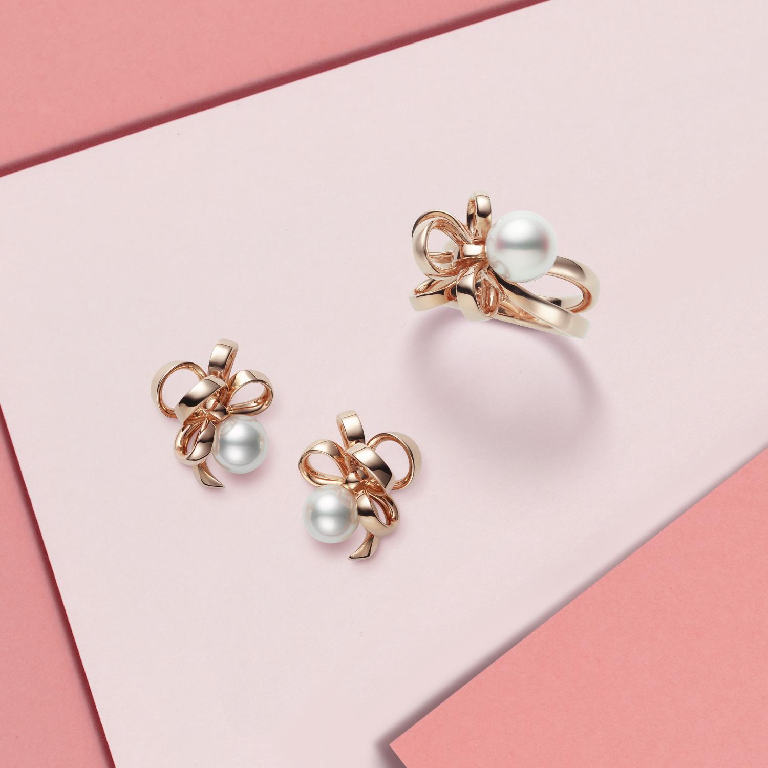 (圖上)MIKIMOTO Jeux de Rubans系列18K粉紅金珍珠戒指NT$113,000、18K粉紅金針式耳環NT$93,000。(MIKIMOTO提供)
