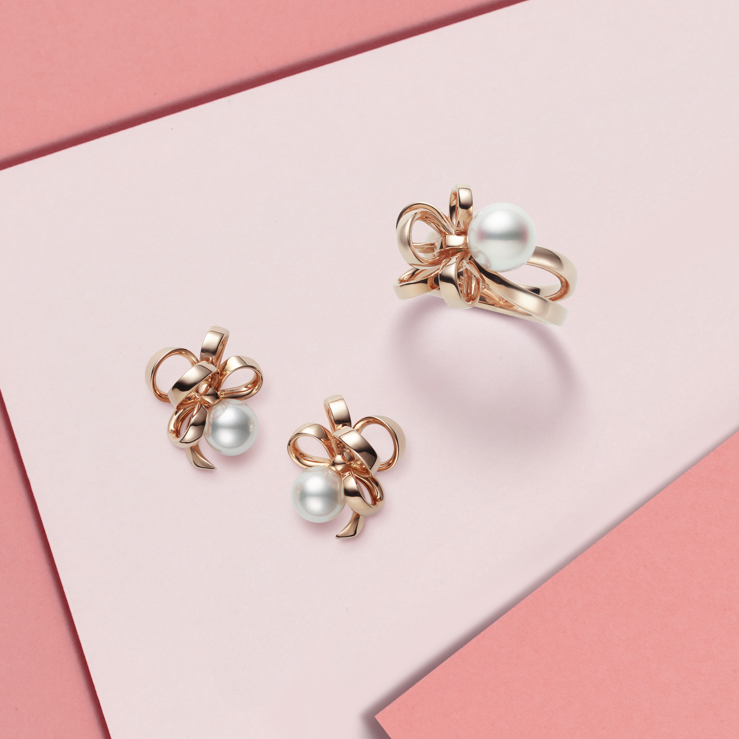 （圖上）MIKIMOTO Jeux de Rubans系列18K粉紅金珍珠戒指NT$113,000、18K粉紅金針式耳環NT$93,000。（MIKIMOTO提供）