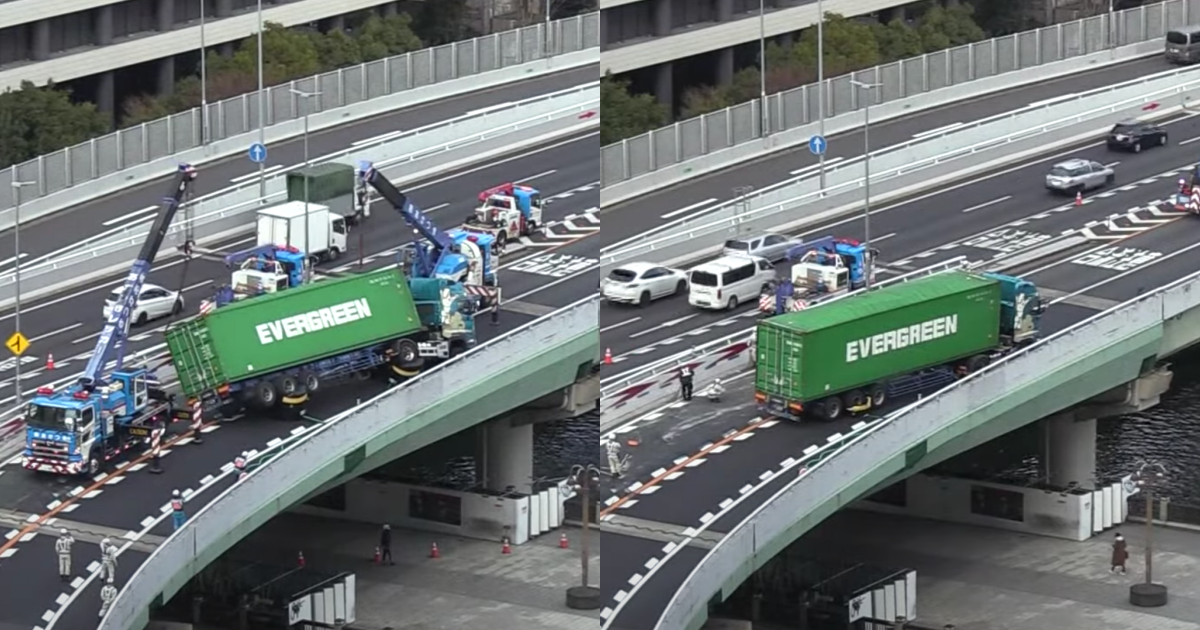 載有長榮貨櫃的大貨車因翻車卡在路中央,約3小時後才靠著2台吊車翻回來。(翻攝自朝日新聞社YouTube)