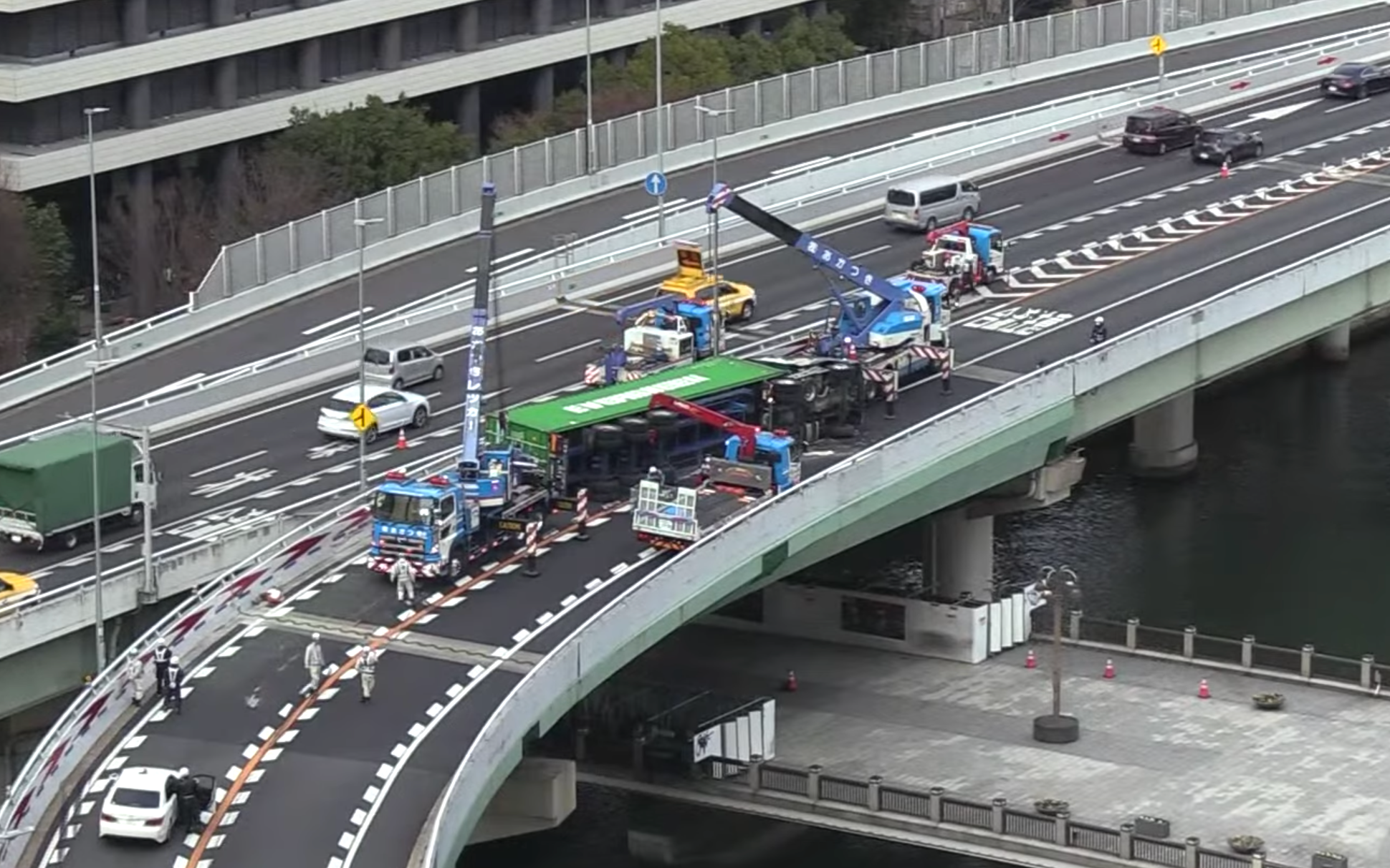 日本阪神高速公路再現「大排長榮」景象，不過長榮澄清此事故拖車並非長榮所屬。（翻攝自朝日新聞社YouTube）