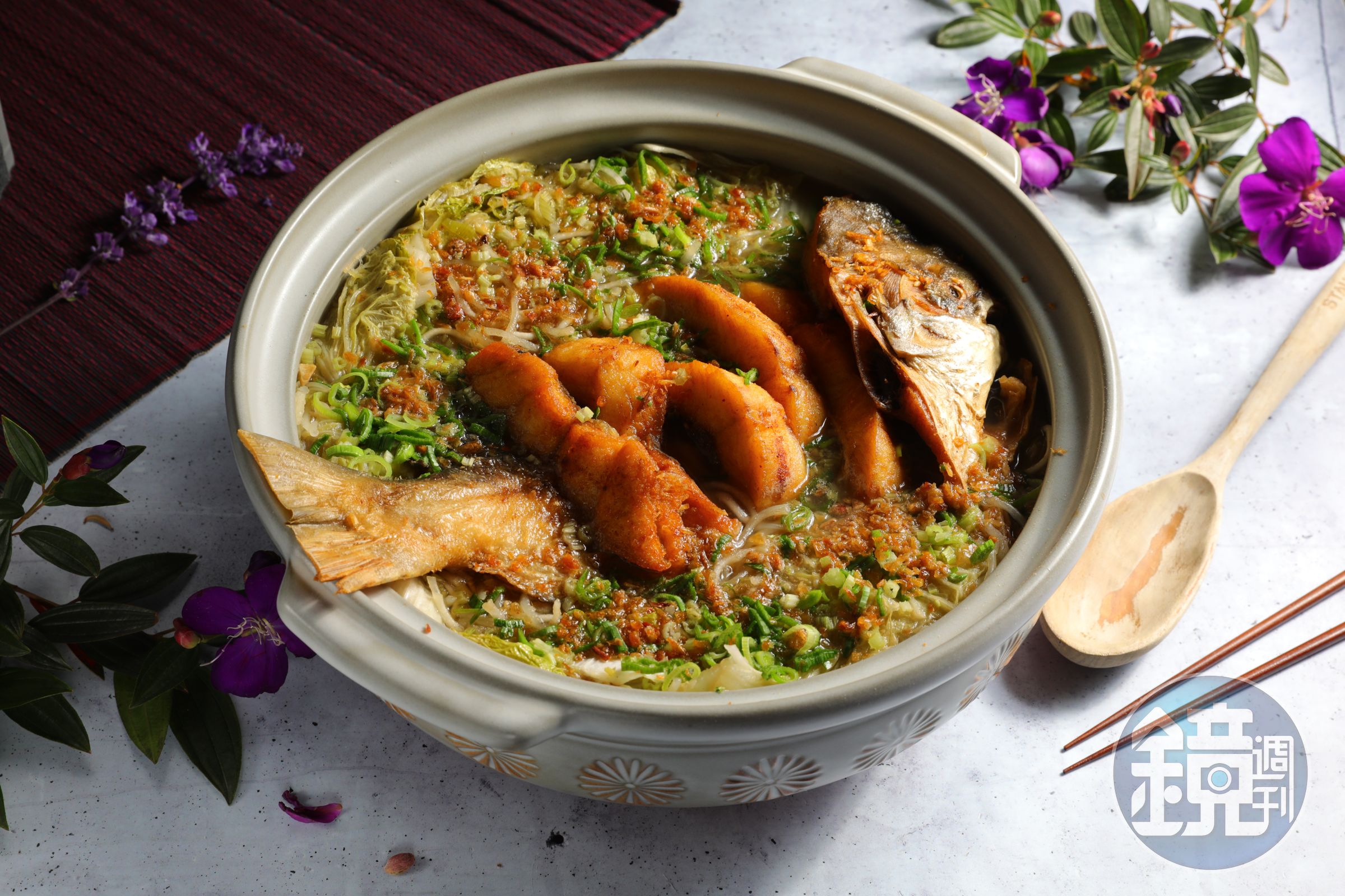 吸飽魚湯精華的白鯧米粉，和蒜苗、芹菜末、油蔥酥交織出獨特台菜風味，吃起來是多麼幸福！
