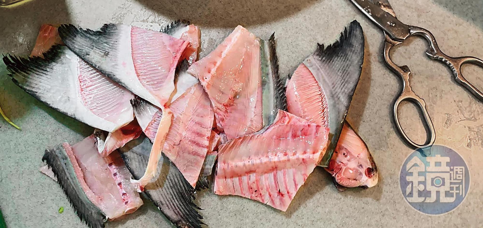 鯧魚骨切大塊入鍋一起炒。