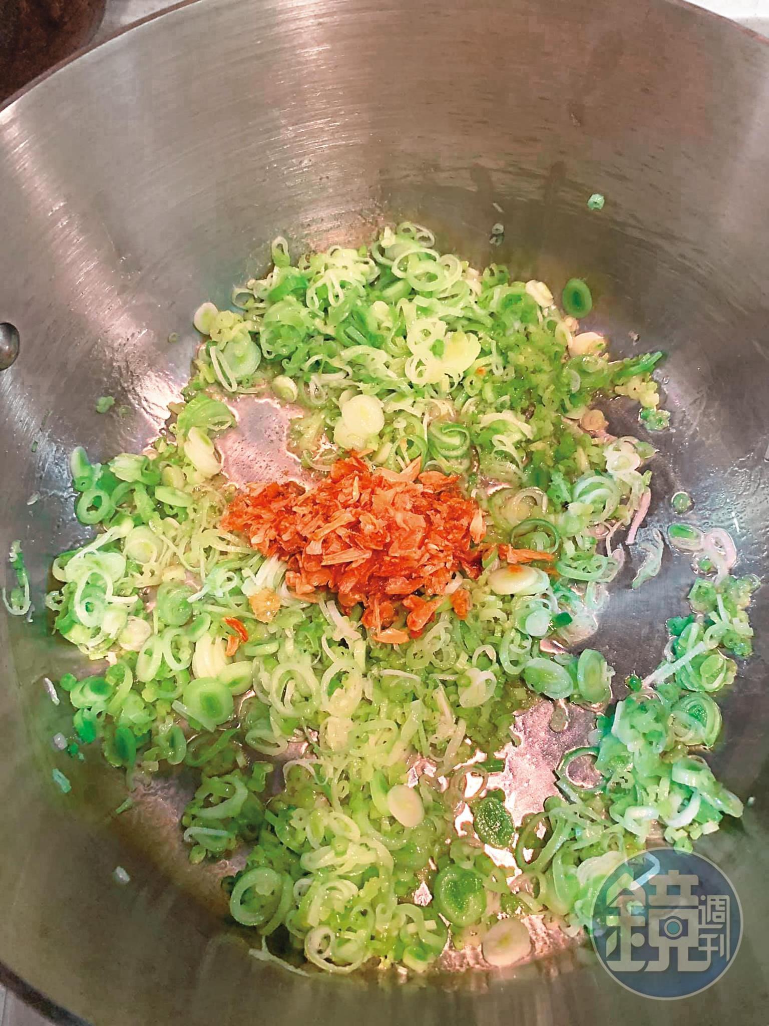 爆香蒜苗白末，再爆香芹菜末。
