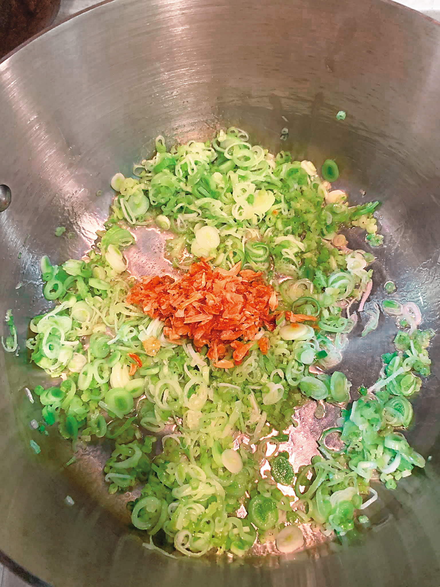 爆香蒜苗白末，再爆香芹菜末。