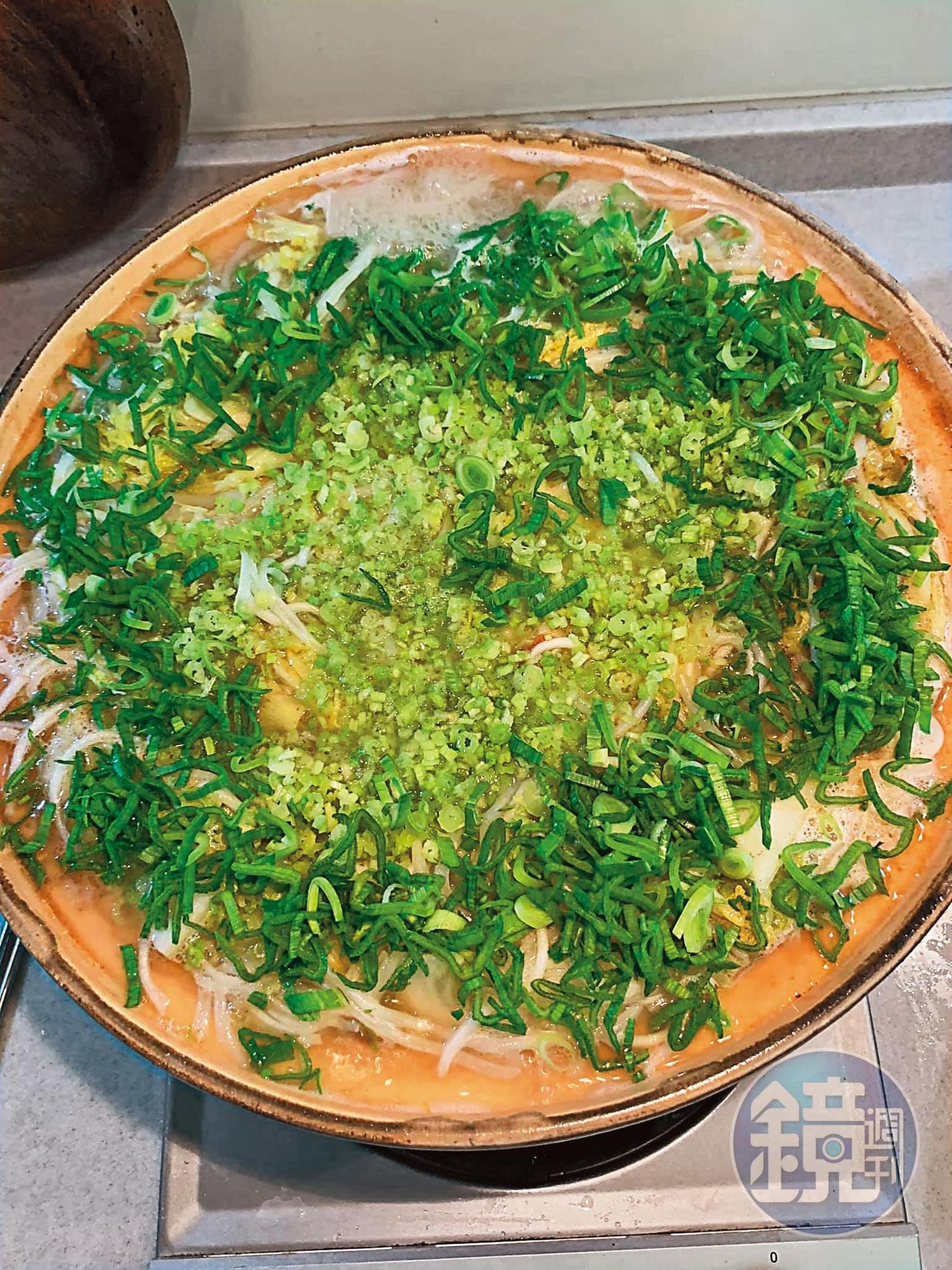撒上蒜苗綠末、芹菜末。