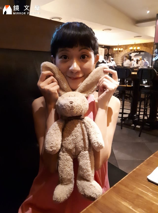 巫玠竺喜歡收藏絨毛玩偶,因為家裡實在太多隻了,所以規定自己一年只能買一隻。絨毛玩偶成為她焦慮時的慰藉,如同寫作帶給他的。(巫玠竺提供)