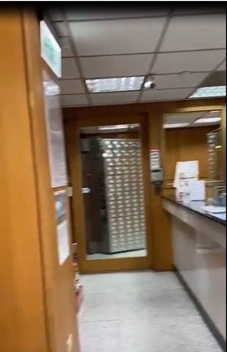 旅館員工爆料，銀行挪用大樓公共設施作為金庫使用。（讀者提供）