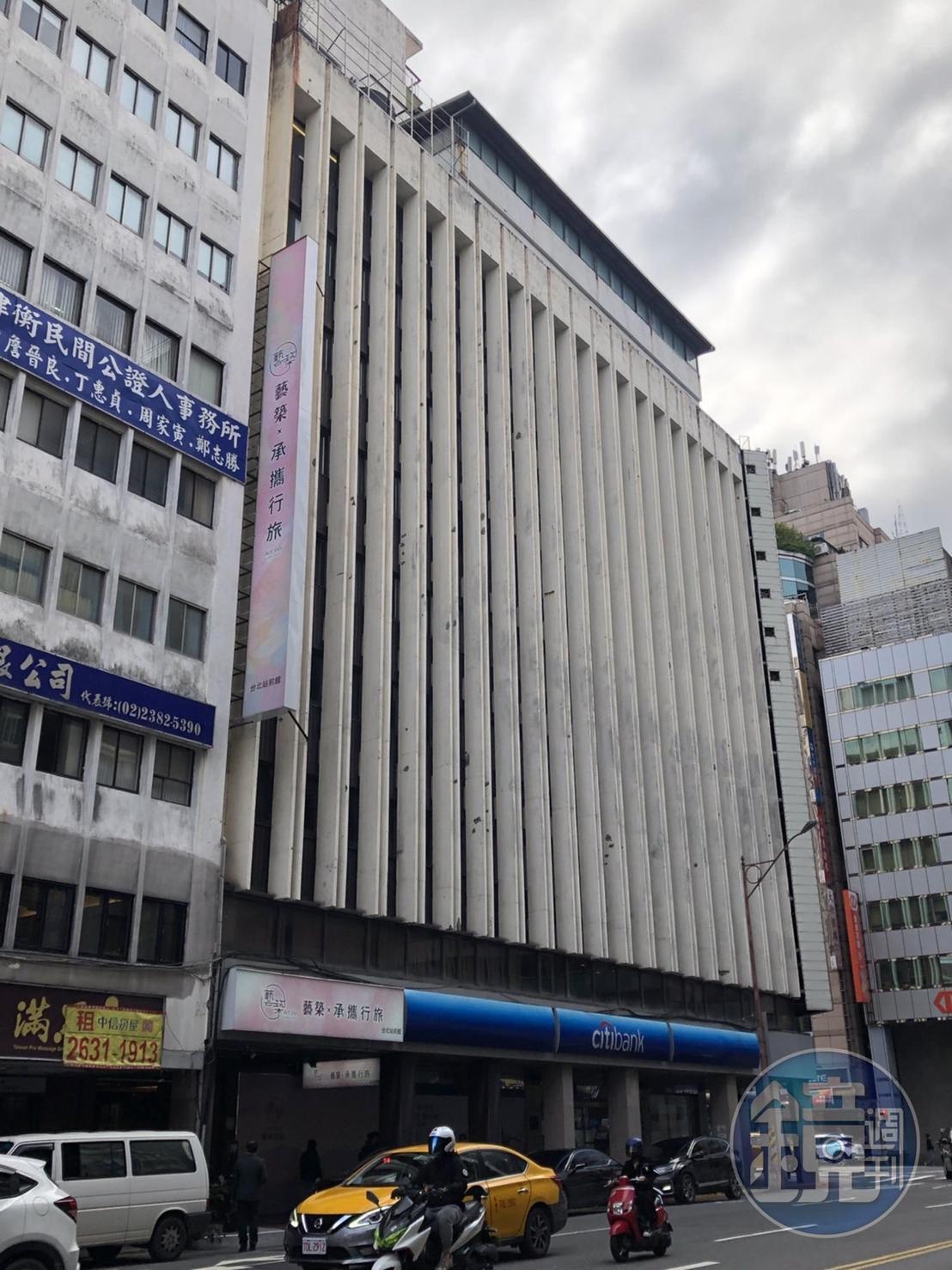 業者指出,旅館與銀行各有單一出入口,旅客與顧客並不會有接觸。