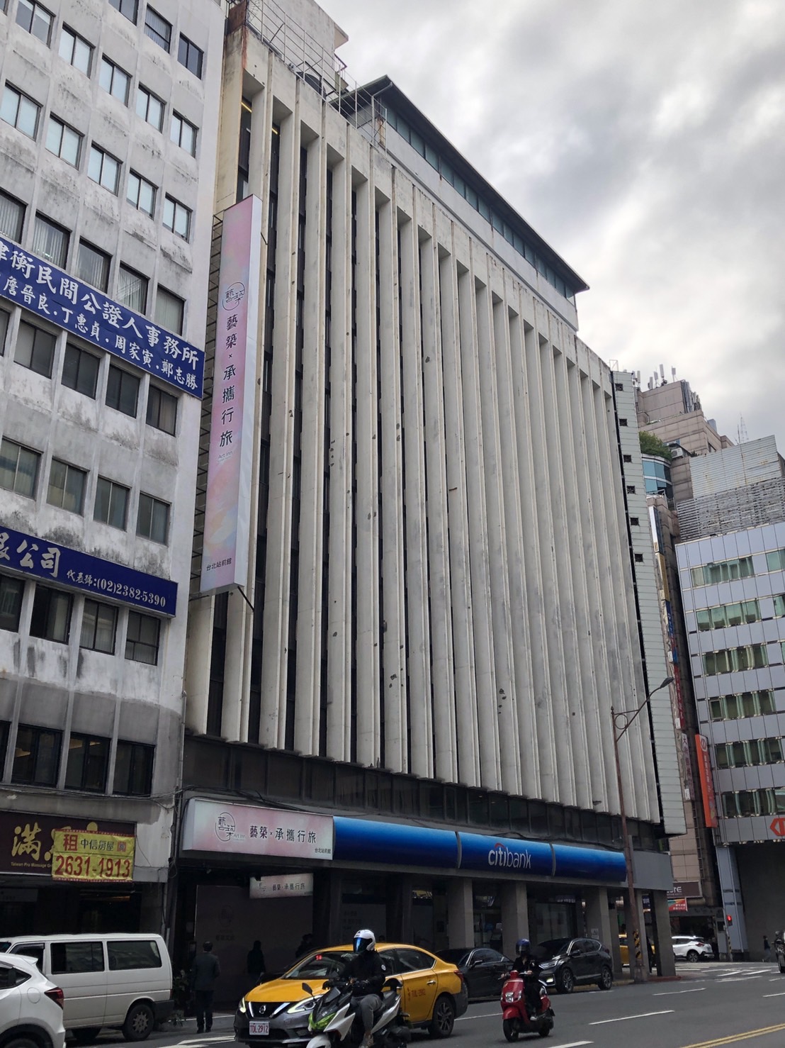 業者指出，旅館與銀行各有單一出入口，旅客與顧客並不會有接觸。