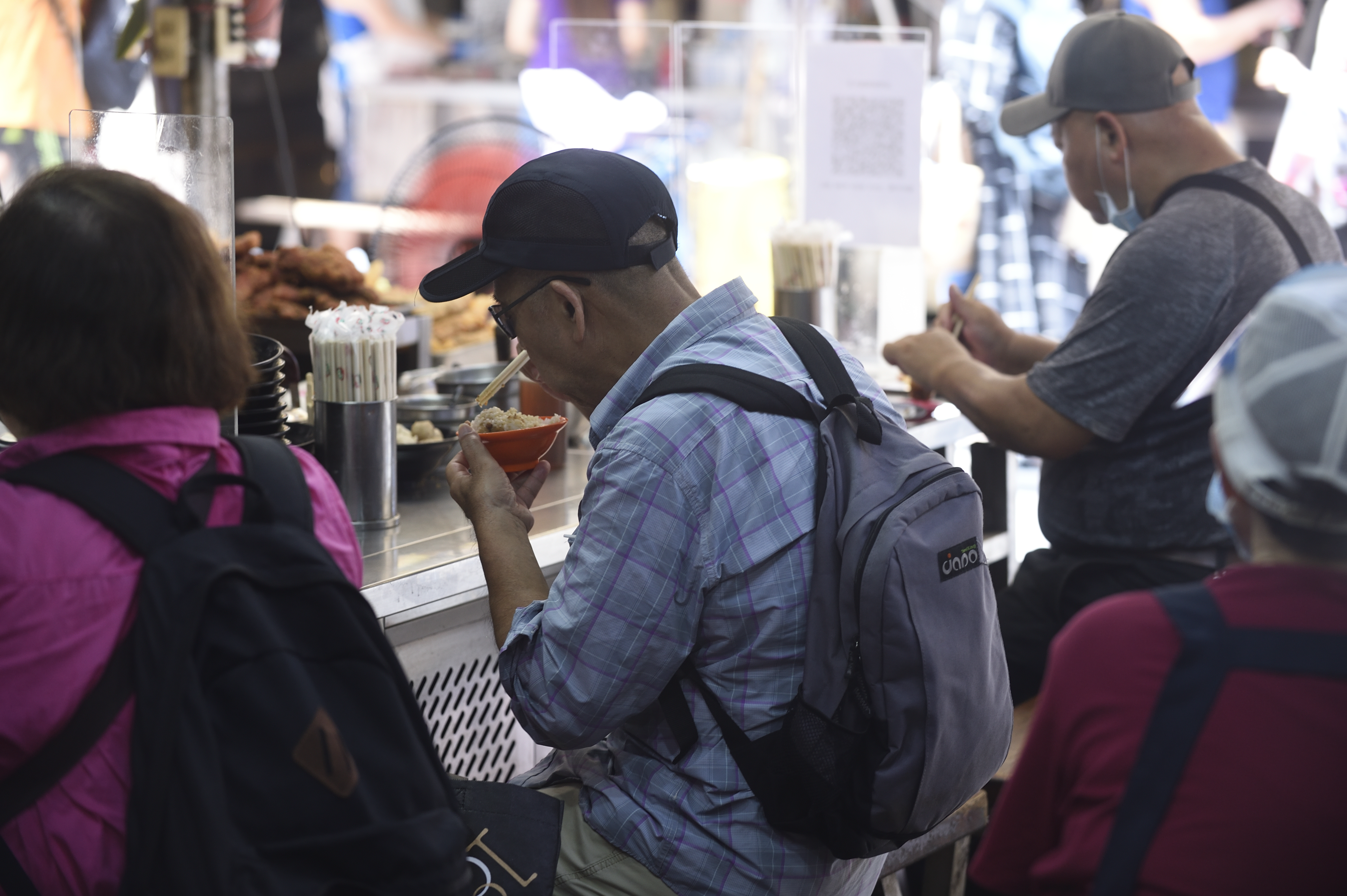 專家李秉穎坦言，在餐廳內用確實是高風險，但事實上許多都是間接傳染，家戶與親密接觸者應是更為重要的傳染途徑。（示意圖，本刊資料照）